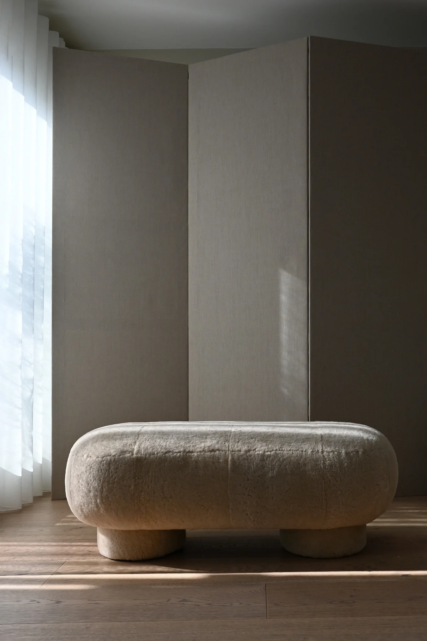 Le banc en mohair de 101 Copenhagen est un design épais et tactile qui correspond parfaitement aux tendances de la décoration d'intérieur scandinave en 2025.