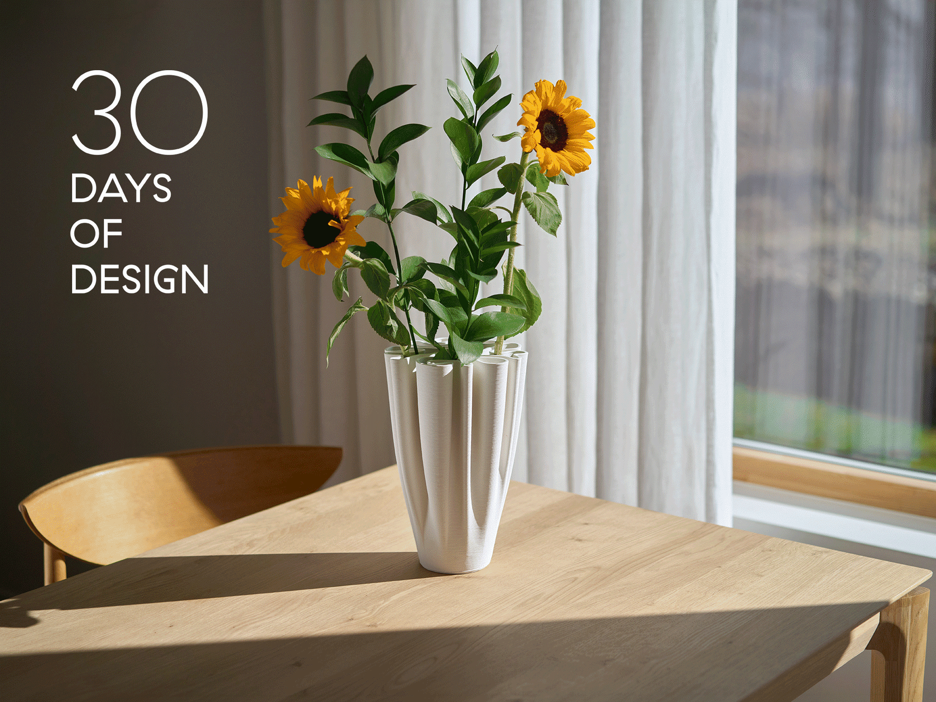 Vase blanc plissé avec des tournesols sur une table en bois. Le texte indique '30 DAYS OF DESIGN'.