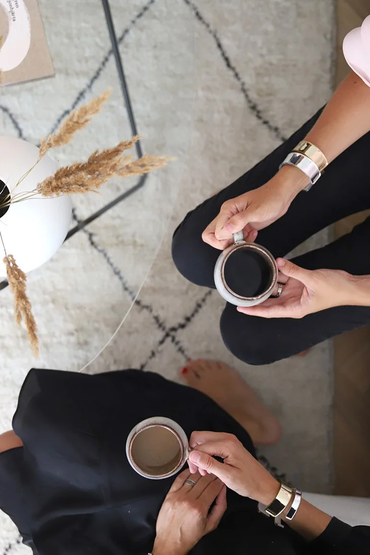Des amis dégustent un café suédois avec du café infusé dans des tasses à café rustiques de Bloomingville.