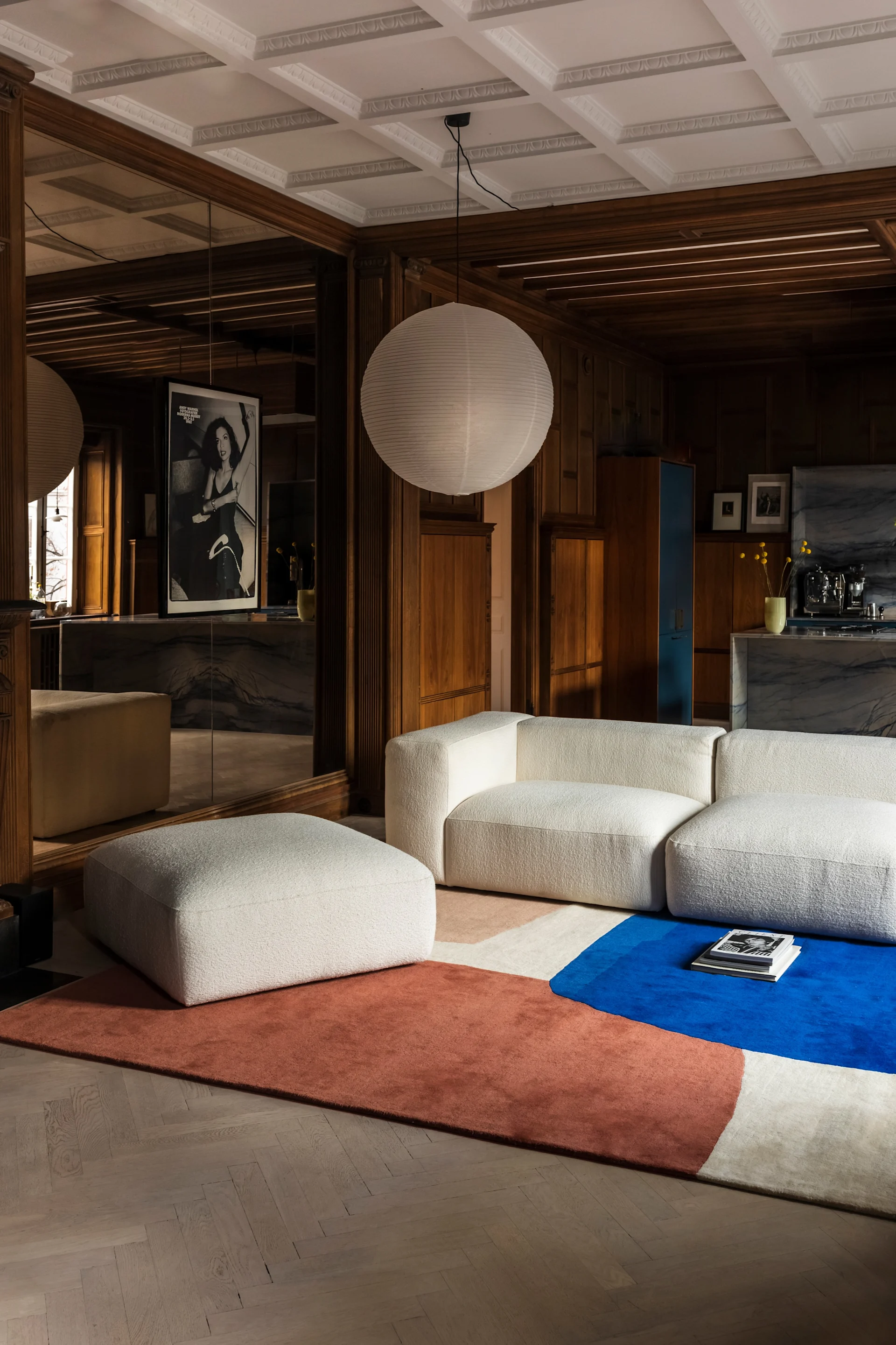 Un salon avec un tapis bleu et rouge qui reflète les tendances déco de 2026.