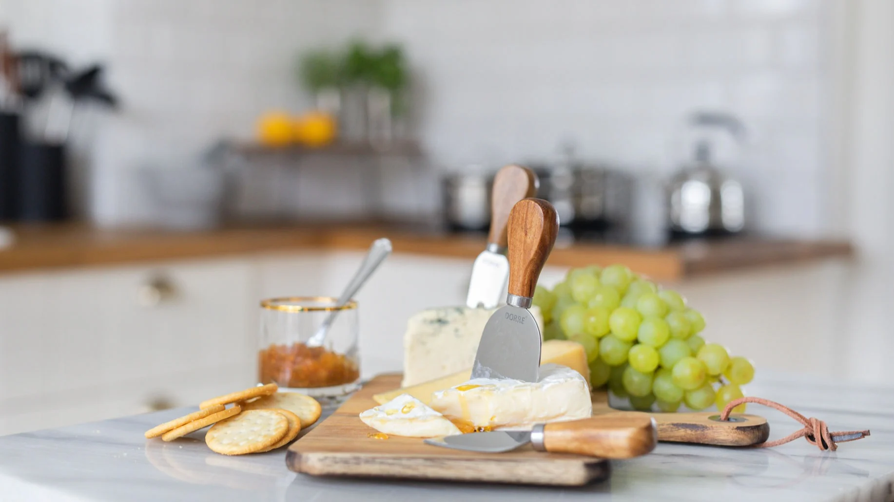 Organisez une soirée française avec du vin et du fromage pour la Saint-Valentin. Le plateau à fromage Oline avec ses couverts assortis de Dorre est donc un cadeau idéal pour la Saint-Valentin.
