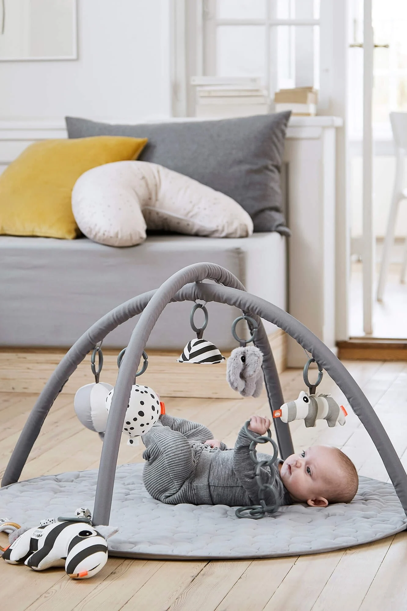 La peluche Kalle de Bloomingville en forme de pieuvre n'est pas seulement mignonne, elle cache aussi un hochet à l'intérieur, ce qui en fait un super cadeau pour la baby shower.