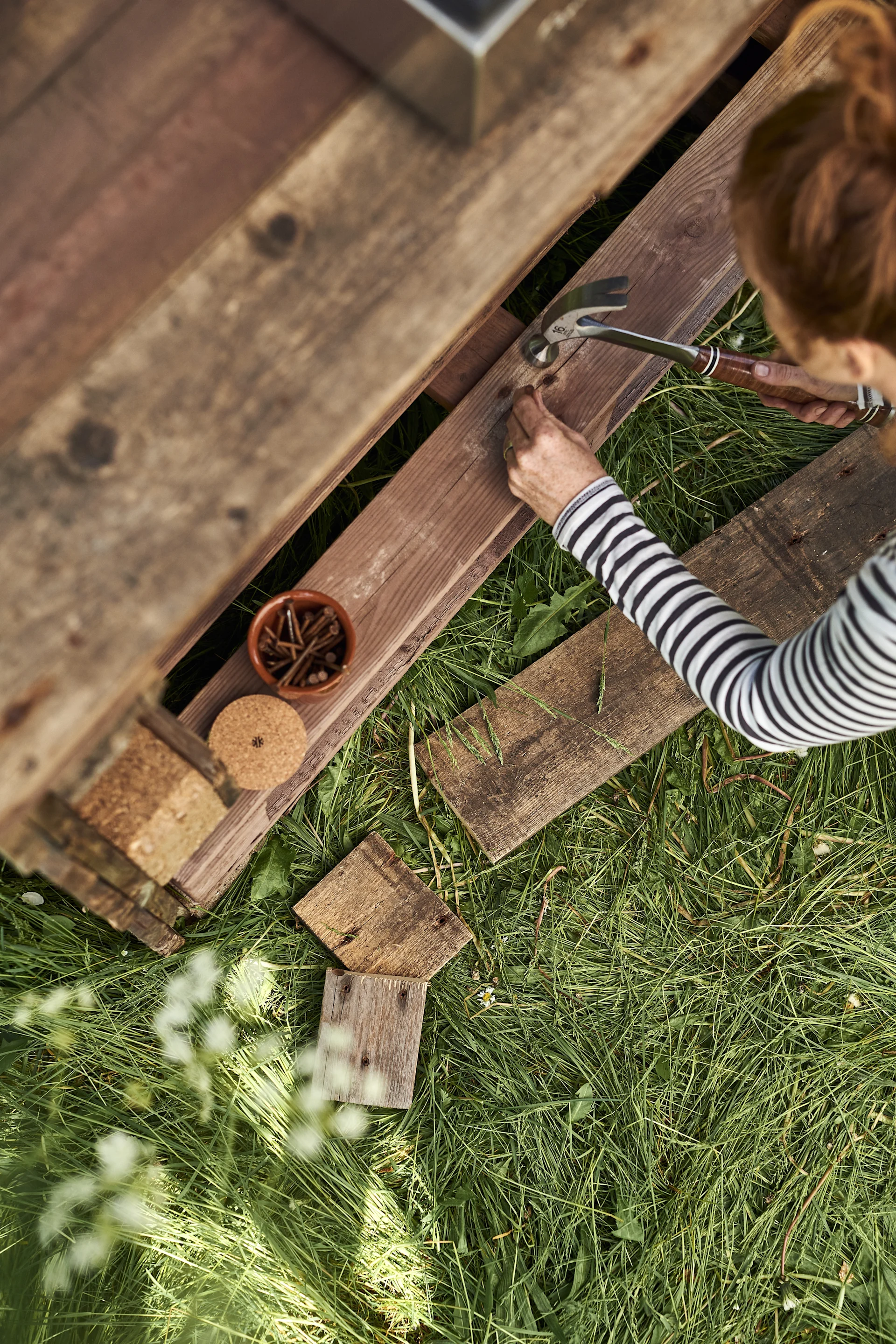 Construisez une cuisine d'extérieur simple à faire soi-même dans votre jardin en utilisant uniquement des palettes Euro et des outils que vous avez chez vous.