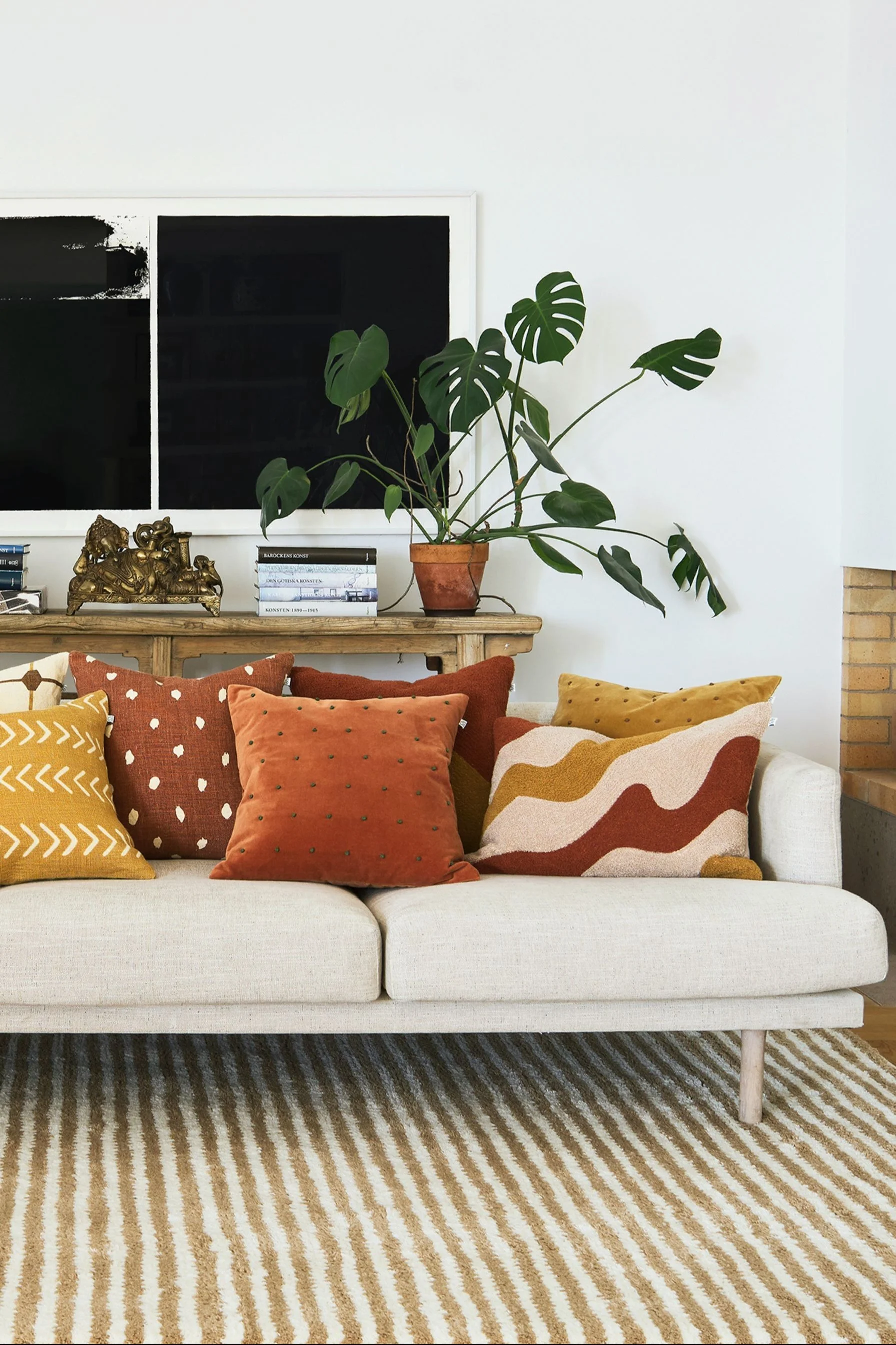 Les coussins à motifs sont indispensables pour une décoration bohème parfaite. Ici, vous pouvez voir un canapé avec plusieurs coussins de Chhatwal & Jonsson, dont Roma et Lodi.