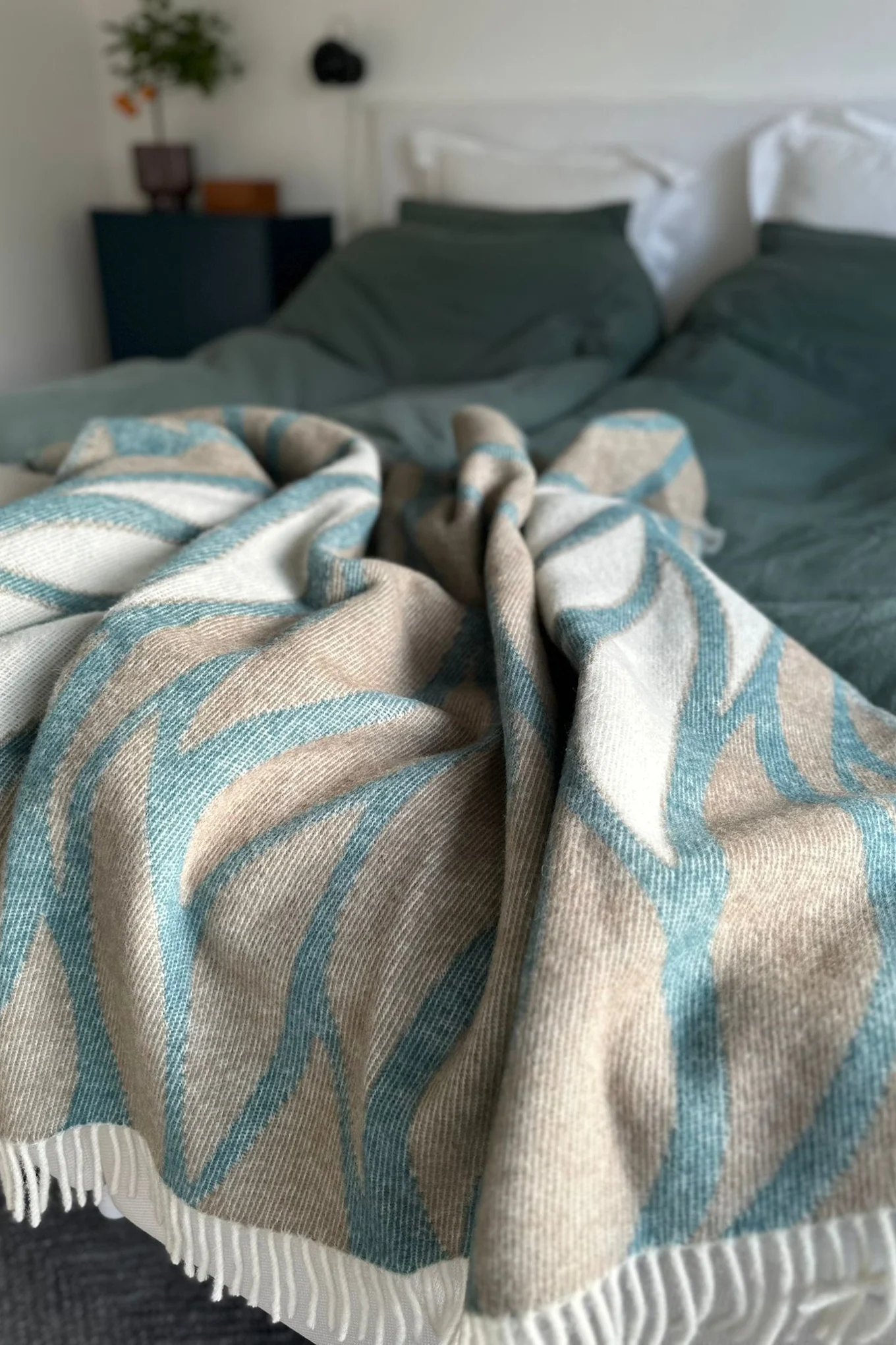 Le vert émeraude et le bleu-vert seront des couleurs très tendance pour les intérieurs en 2026. Vous voyez ici un couvre-lit vert émeraude de la collection Classic.