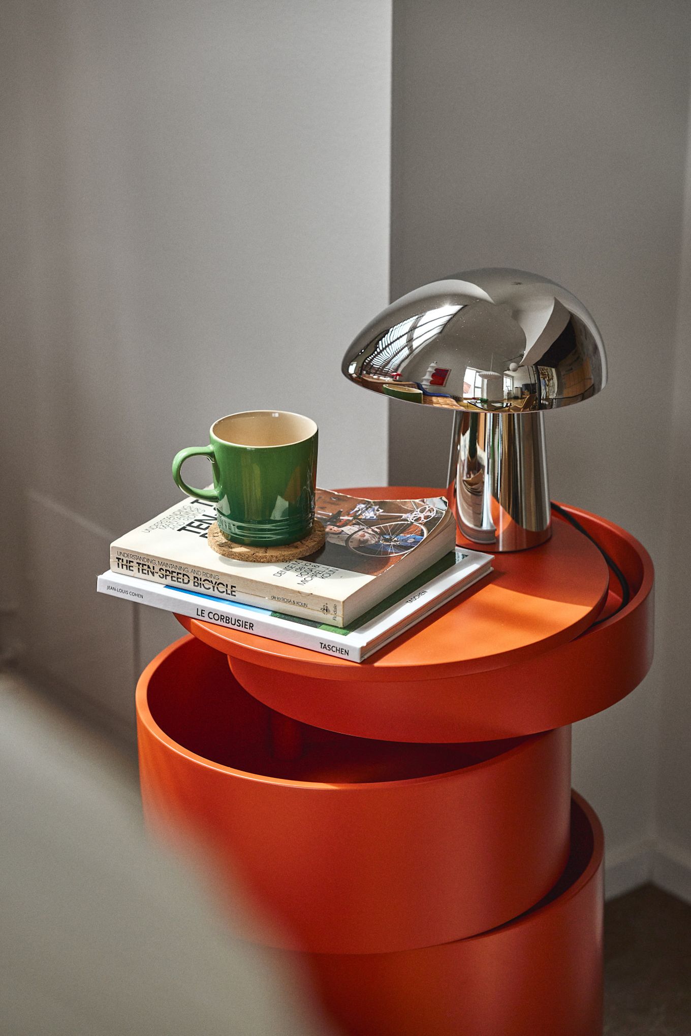 L'orange devrait être une grande tendance en matière de couleurs d'intérieur en 2025. Ici, vous voyez le barboy orange de Verpan dans une couleur orange rouille. 