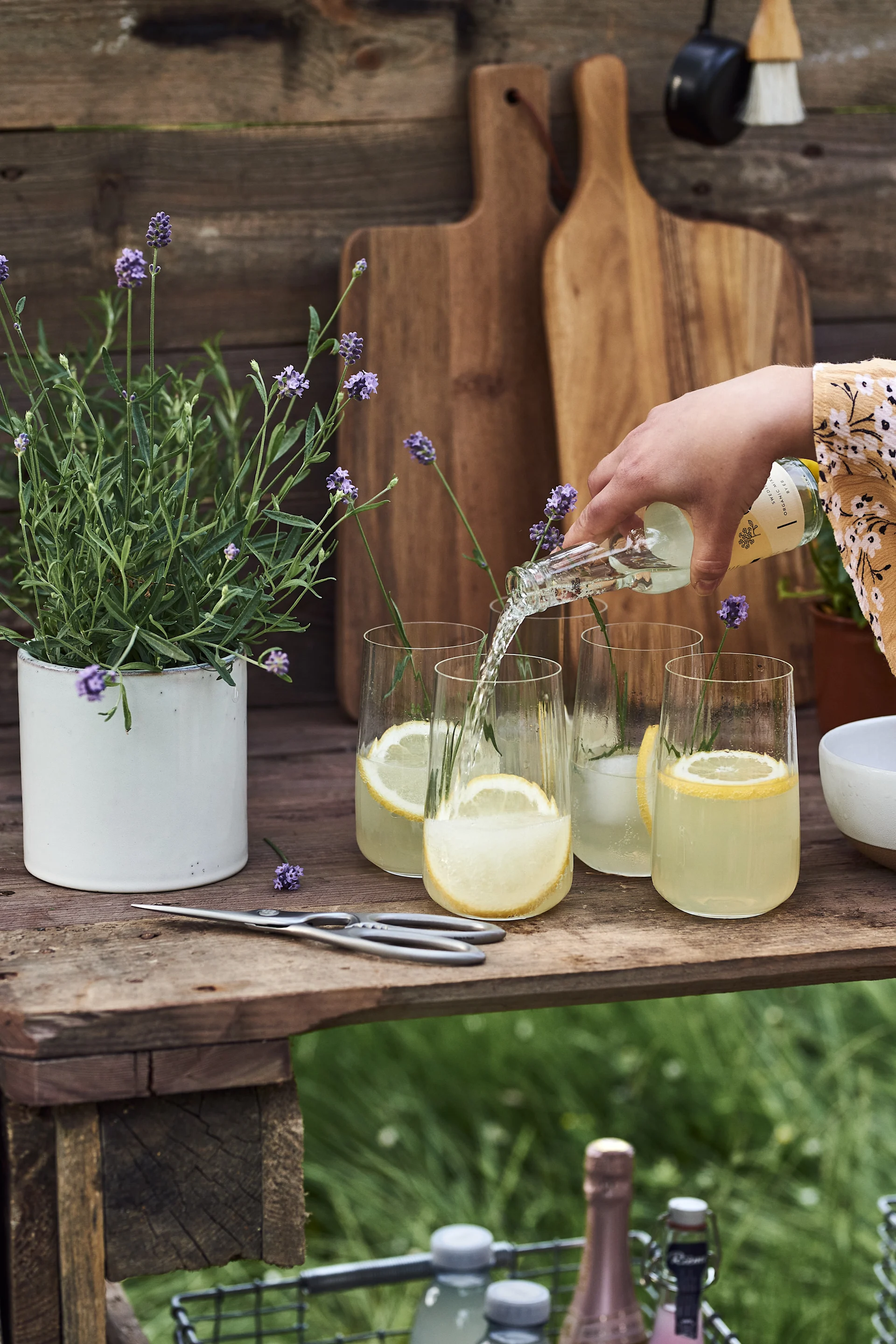 Une limonade maison rafraîchissante, préparée dans votre cuisine d'extérieur facile à réaliser, est le moyen idéal d'accueillir vos invités cet été.