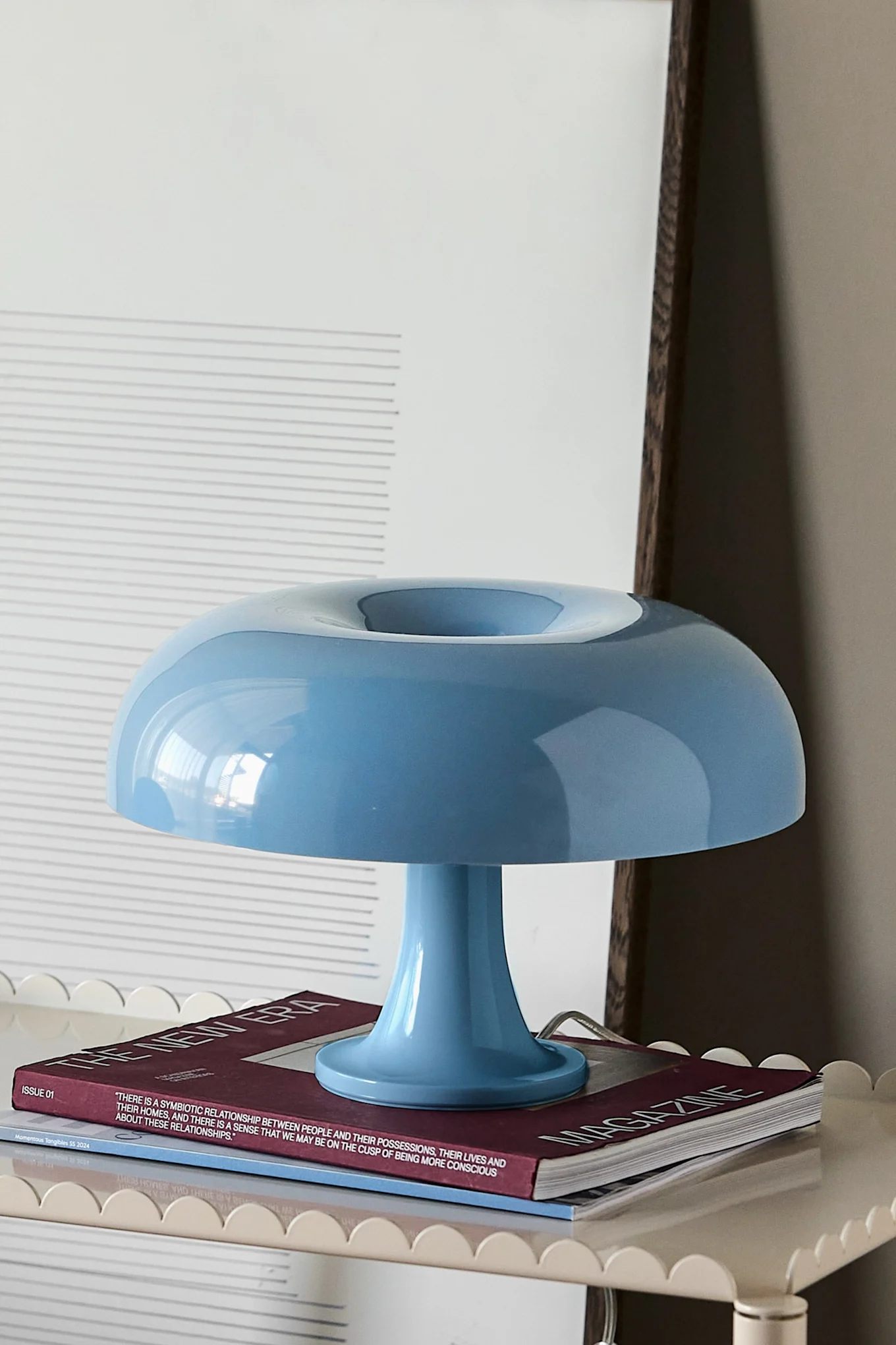 Nessino en bleu clair, d'Artemide - un favori lumineux à décorer selon les tendances de la décoration d'intérieur scandinave 2025. 