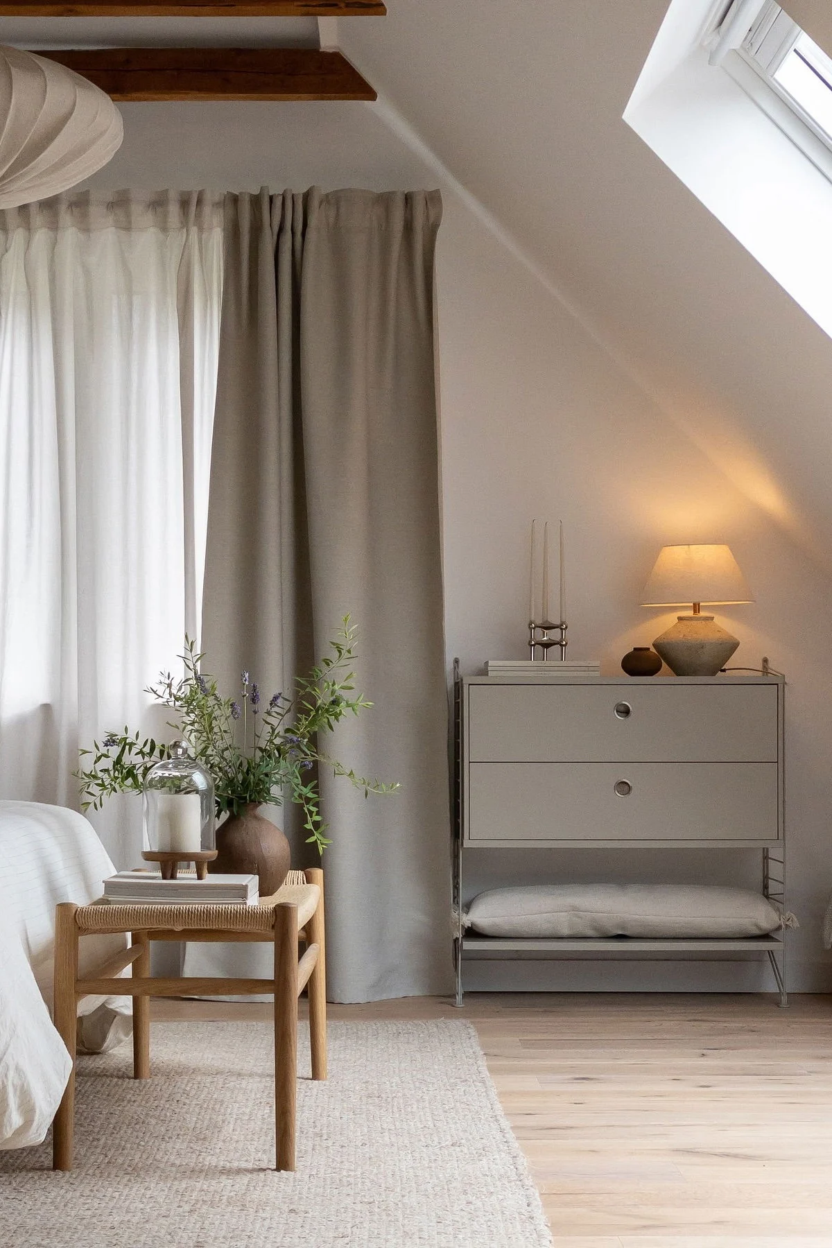 L'ordre est important dans le Feng Shui. @casa_pedersen a opté pour une étagère ouverte mais bien rangée, l'étagère murale Sector de Ferm Living, qu'elle a décorée avec des vases, des bougies et la lampe de table Kizu.