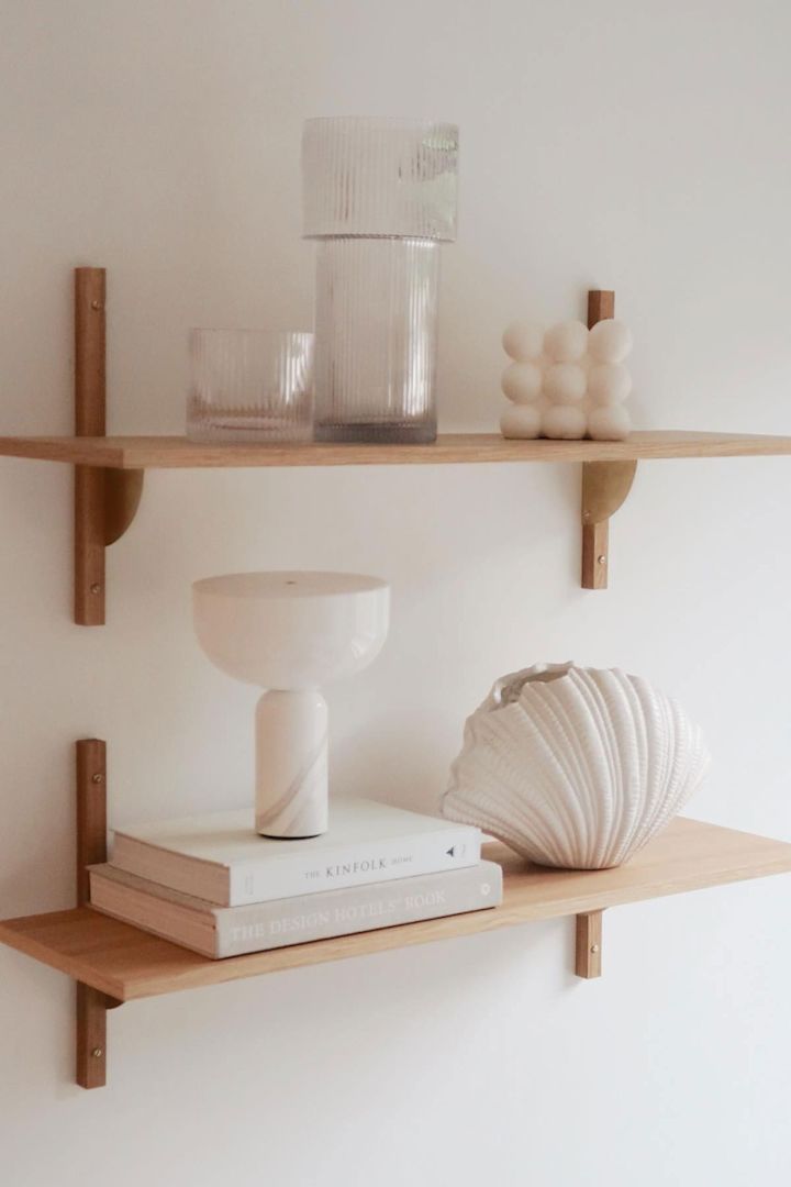 L'ordre est important dans le Feng Shui. @casa_pedersen a opté pour une étagère ouverte mais bien rangée, l'étagère murale Sector de Ferm Living, qu'elle a décorée avec des vases, des bougies et la lampe de table Kizu.