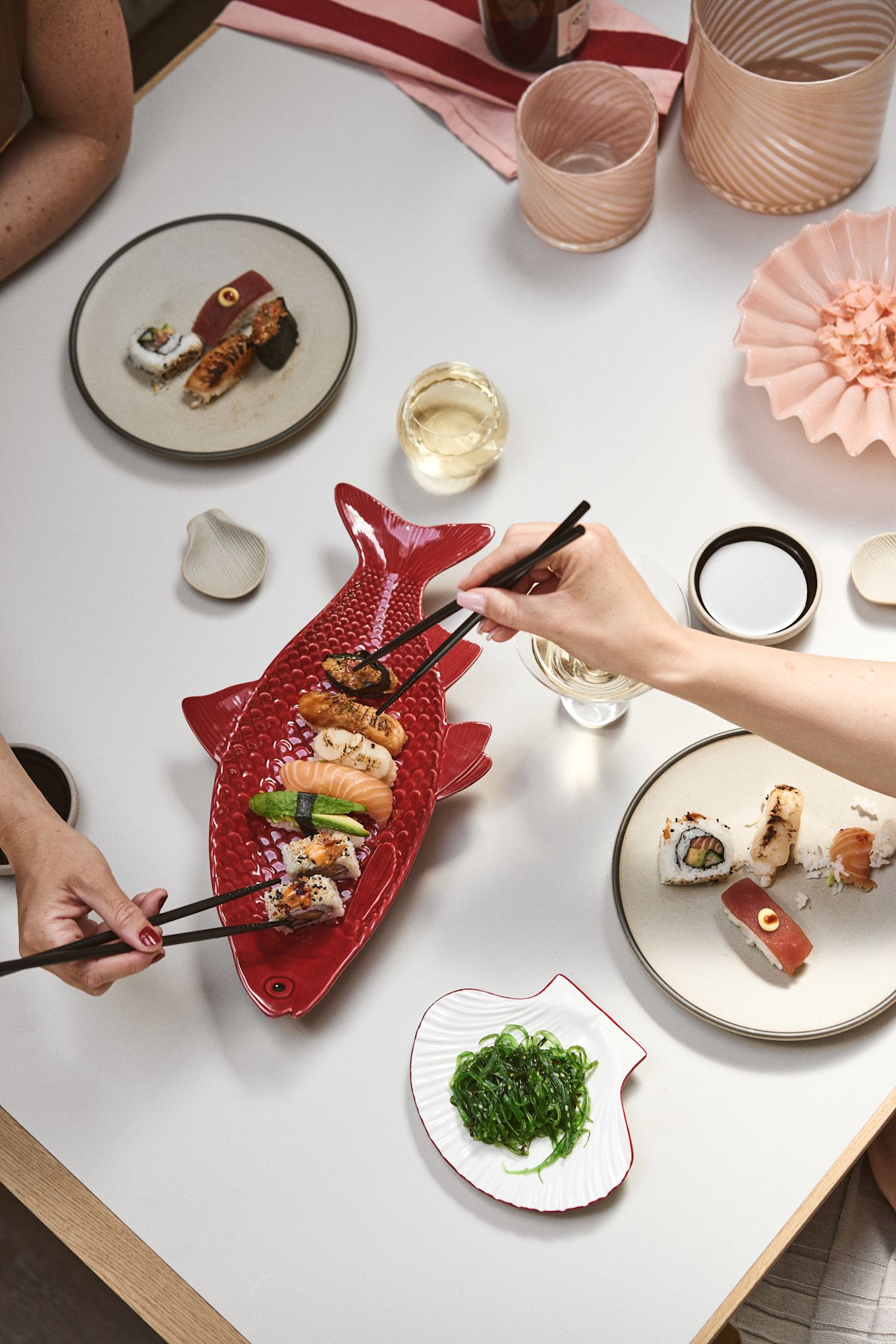 Le rouge cerise est l'une des tendances en matière de couleurs d'intérieur pour 2025, et il est encore meilleur lorsqu'il est combiné avec du rose blush, comme ici avec l'assiette Byon Fish et le bol Lori. 