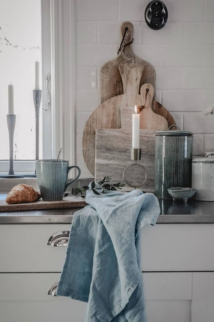 Boho et autres styles d'aménagement : ici, vous voyez une cuisine aménagée de manière romantique et rustique dans de nombreuses nuances de bois et de bleu de l'utilisatrice d'Instagram @svenngaarden.