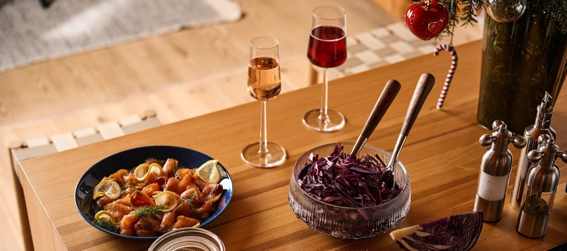 Célébrez un Noël nordique avec vos amis autour de la table de Noël.  