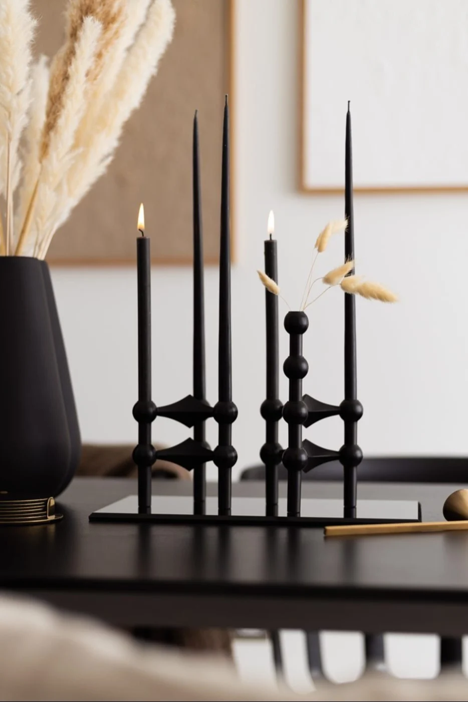 Boho et autres styles d'aménagement : Ici, vous voyez le porte-bougie noir à clous de STOFF avec des bougies noires, décoré par l'utilisatrice d'Instagram @bythun.