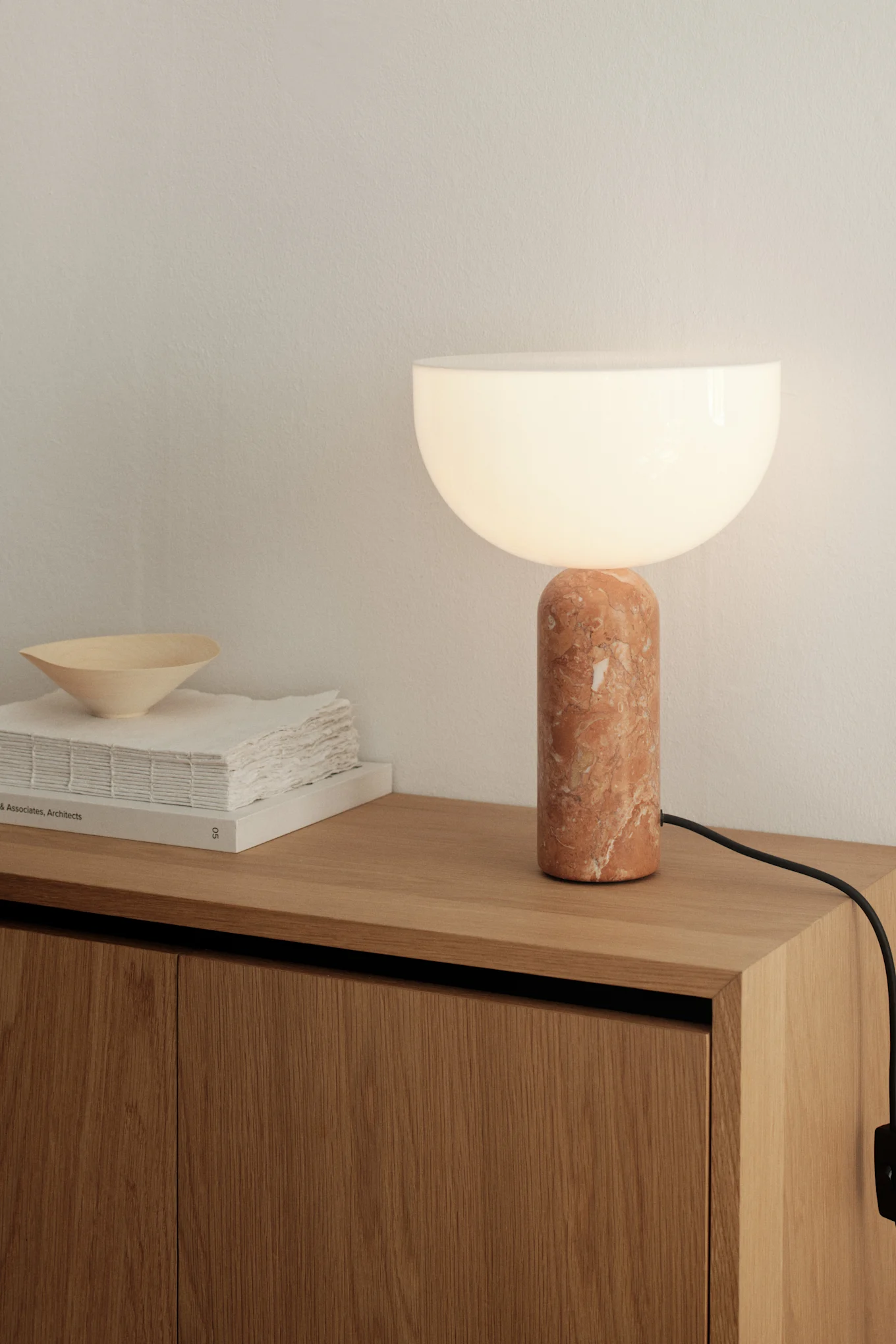 Superposez vos idées d'éclairage pour la salle à manger. Ici, la lampe de table Picasso en beige de Belid est posée sur une table d'appoint. 