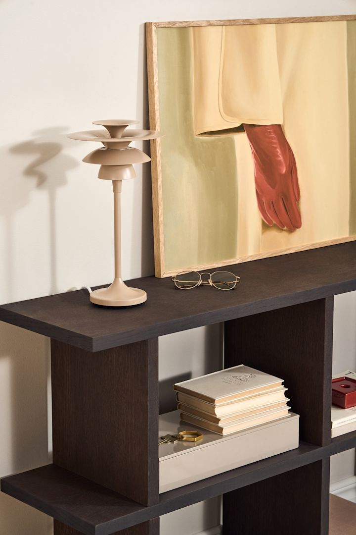 Superposez vos idées d'éclairage pour la salle à manger. Ici, la lampe de table Picasso en beige de Belid est posée sur une table d'appoint. 