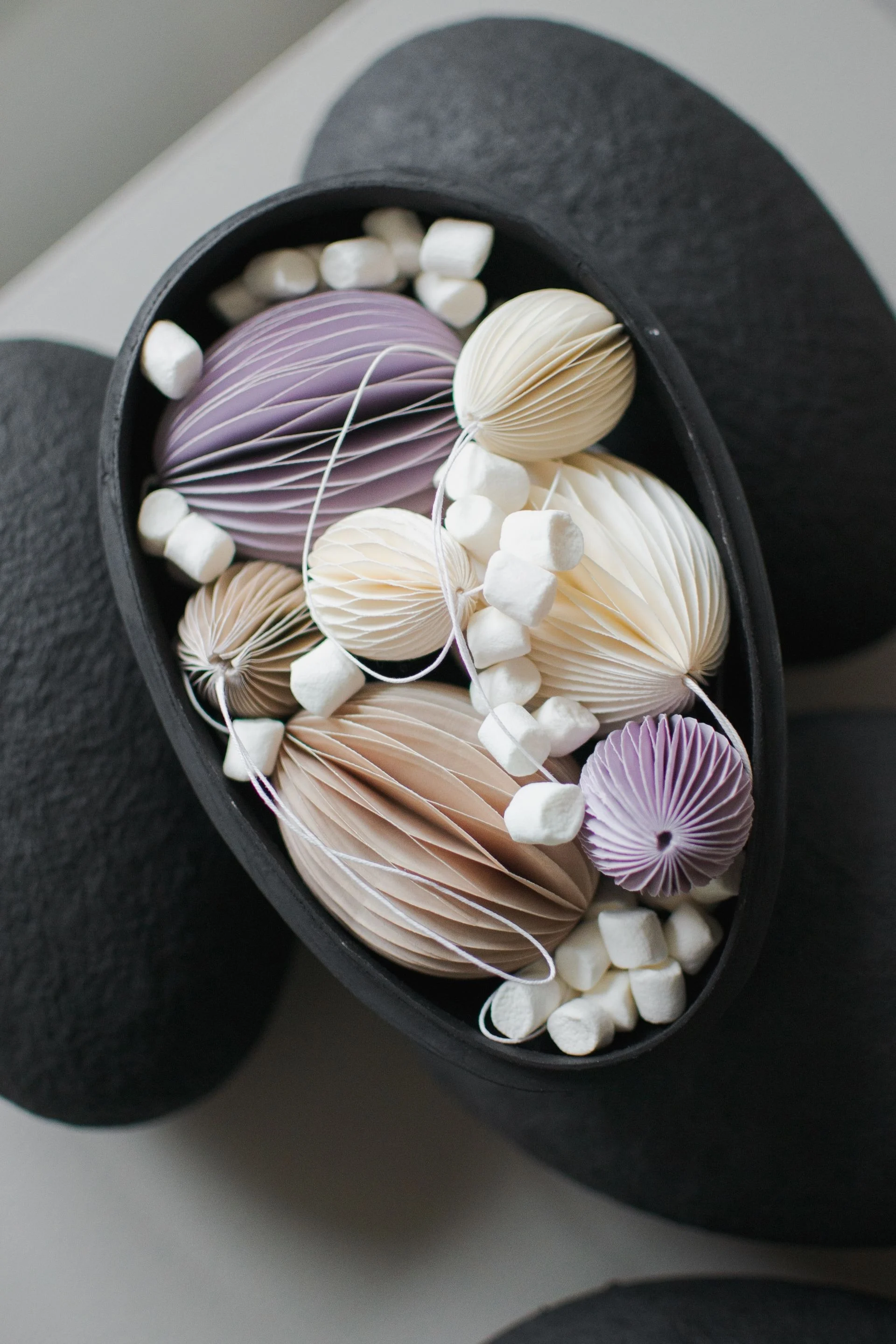 Décoration de Pâques : Ici, vous voyez les pendentifs de Pâques Ovoid en papier de dbkd en différentes couleurs dans une coupe.