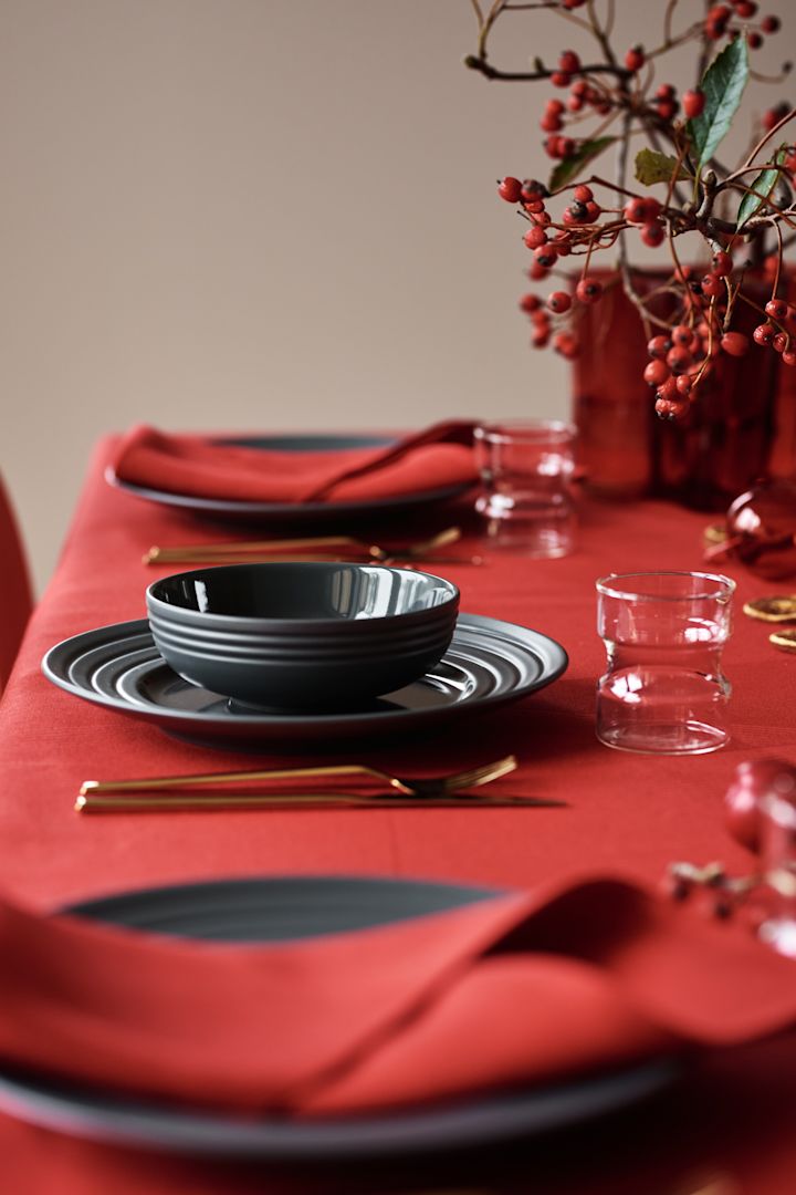 Voici l'une de nos 5 décorations de table de Noël : Une table décorée pour Noël avec NJRD en rouge et noir.