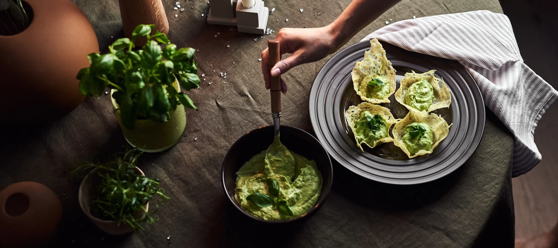 Des corbeilles de cheddar maison remplies d'une crème onctueuse à l'avocat et au citron vert sont préparées en entrée ou en amuse-bouche pour le réveillon du Nouvel An.