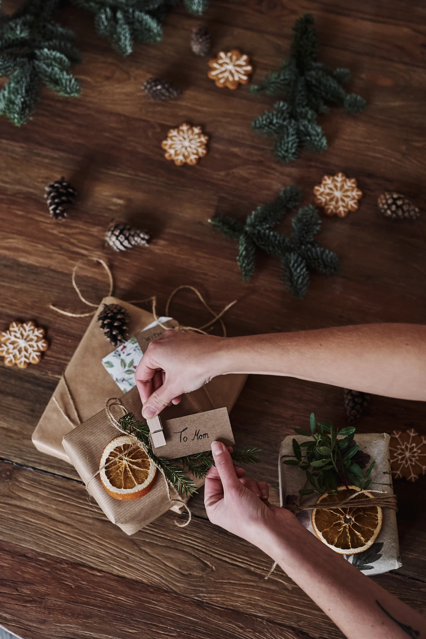 Les cadeaux font bien sûr également partie de Noël en Suède. Ici, les cadeaux sont emballés et quelques mains y accrochent une étiquette avec le nom du destinataire.