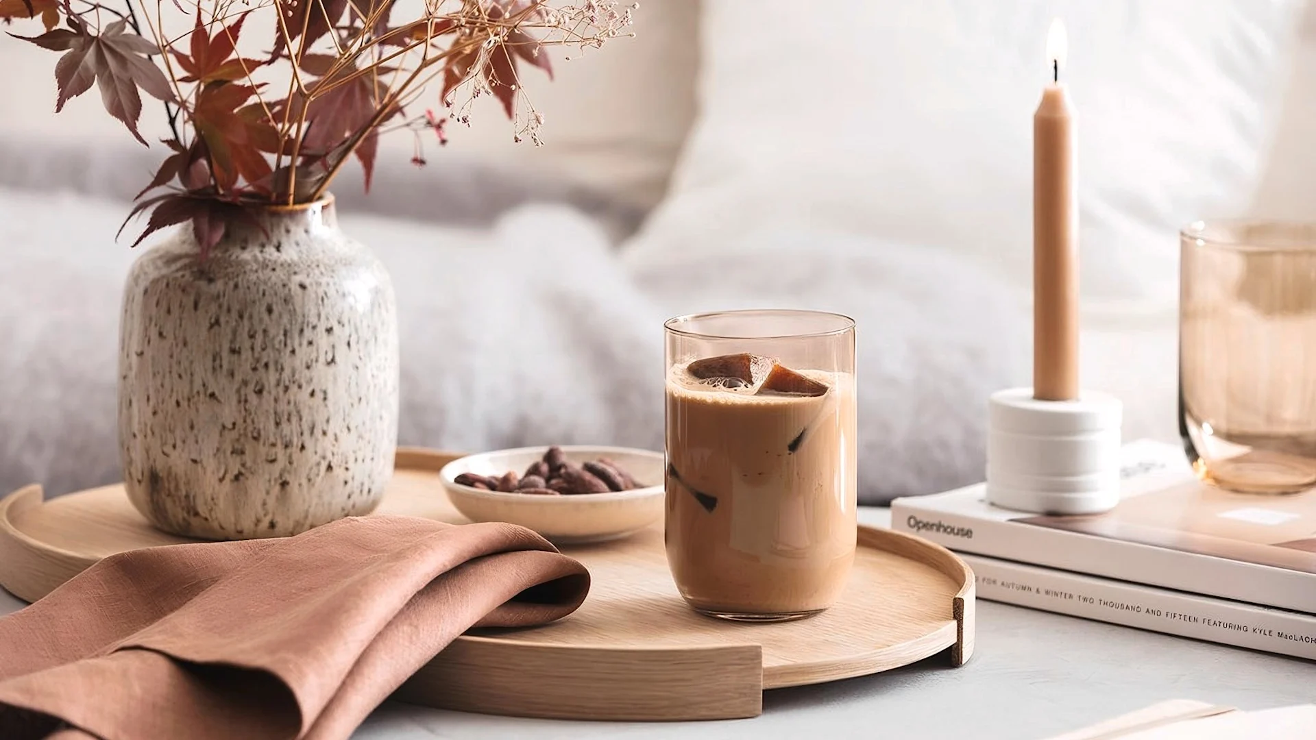 Lagom : une table décorée aux couleurs de l'automne avec un vase et une bougie, avec en point de mire un verre à long drink Like contenant du café glacé de Villeroy & Boch.