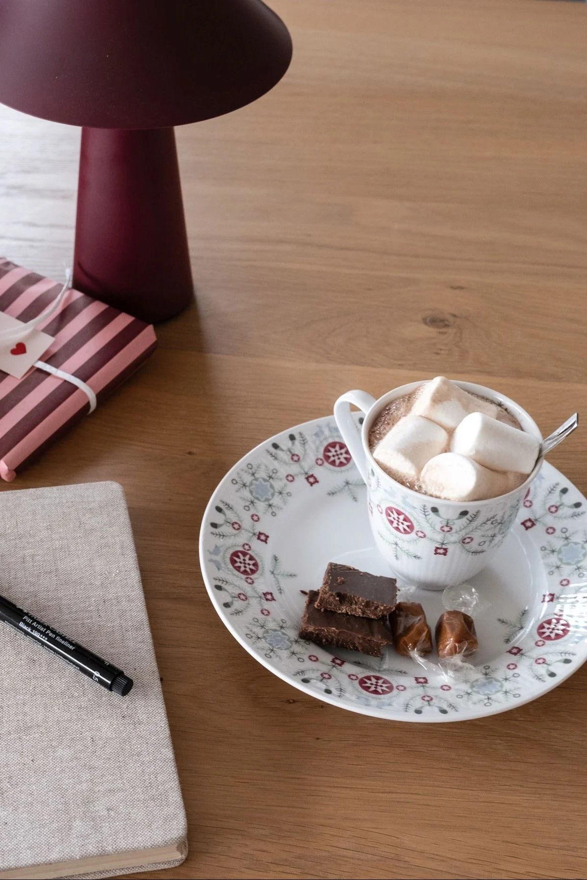 La vaisselle de Noël, comme celle de la collection Swedish Grace Winter de Rörstrand, est ici posée sur la table de @picsbyellen.