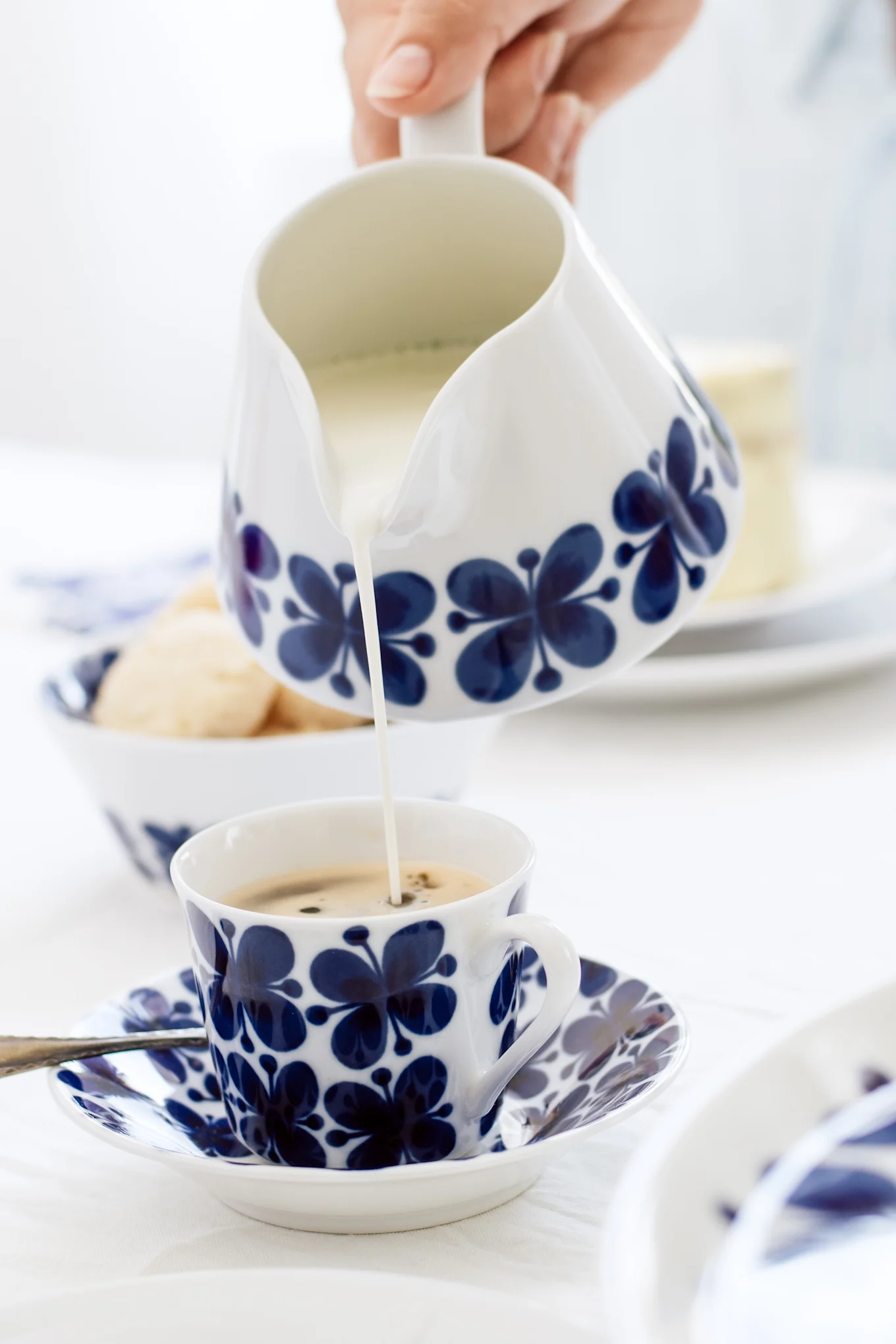 Les tasses à café de Rörstrand sont un classique suédois, en particulier la collection bleue et blanche Mon Amie, présentée ici sur une table.