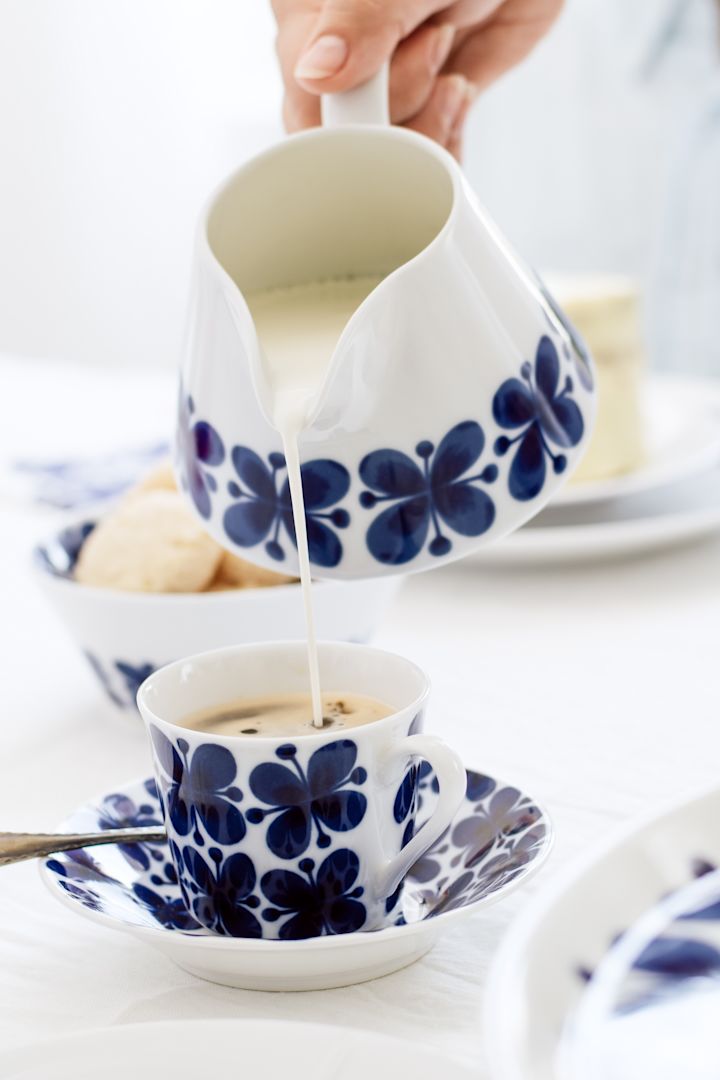 Les tasses à café de Rörstrand sont un classique suédois, en particulier la collection bleue et blanche Mon Amie, présentée ici sur une table.