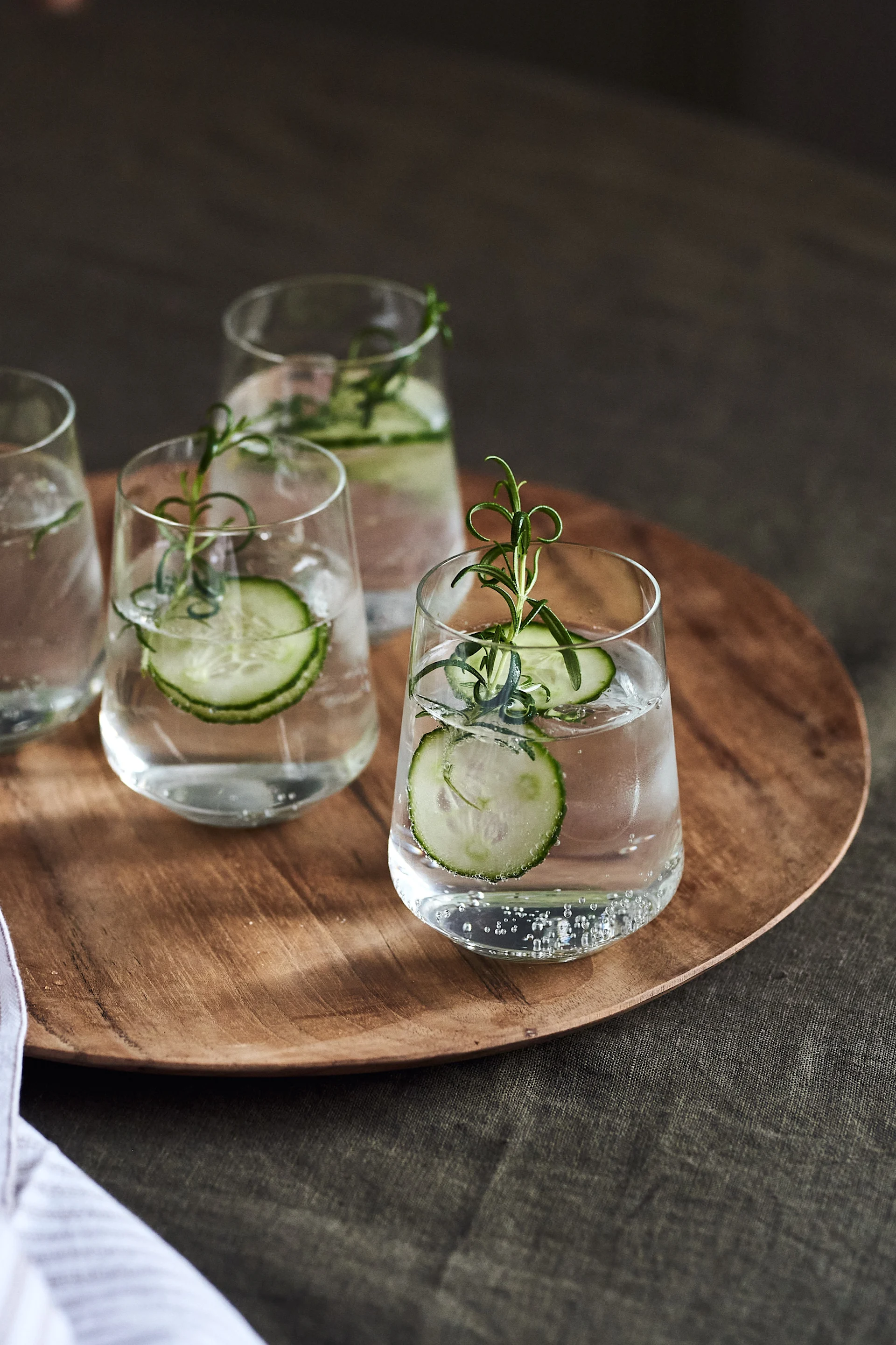 4 recettes de cocktails festifs pour le nouvel an - Verre à eau Iittala Essence sur assiette Muubs Teak.