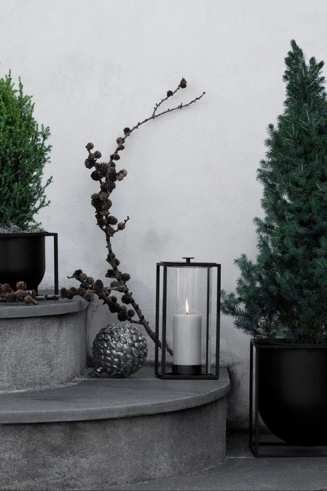 Embellissez votre escalier extérieur avec des lanternes et des photophores pour l'extérieur, par exemple avec la lanterne Light'In de Audo Copenhagen.