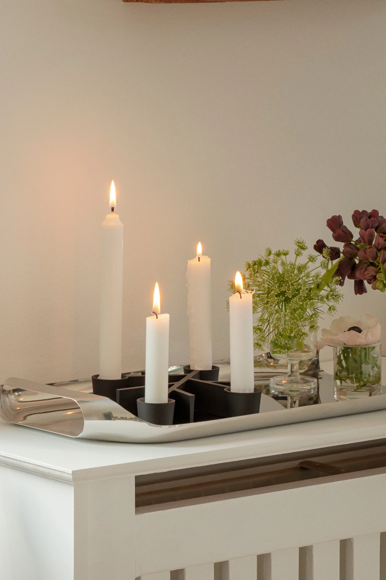 Le bougeoir de Noël Eva Solo Twig est posé sur une commode.