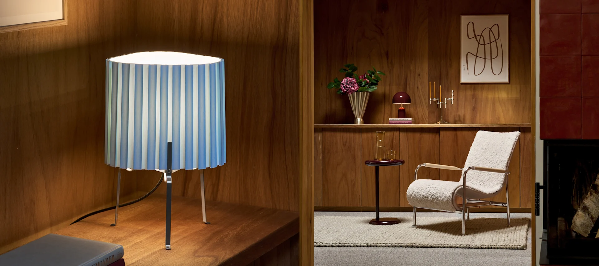 Une image divisée de deux scènes intérieures. Gauche : une lampe de table rayée bleue et blanche sur une étagère en bois. Droite : un salon avec un fauteuil moelleux, une table d'appoint, une étagère décorée et une cheminée.