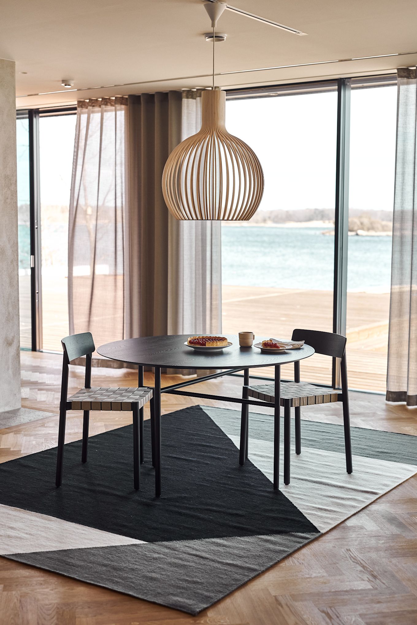 Tapis pour la salle à manger : Le tapis Stripes blocks Kelim de NJRD se trouve dans une salle à manger scandinave baignée de lumière.