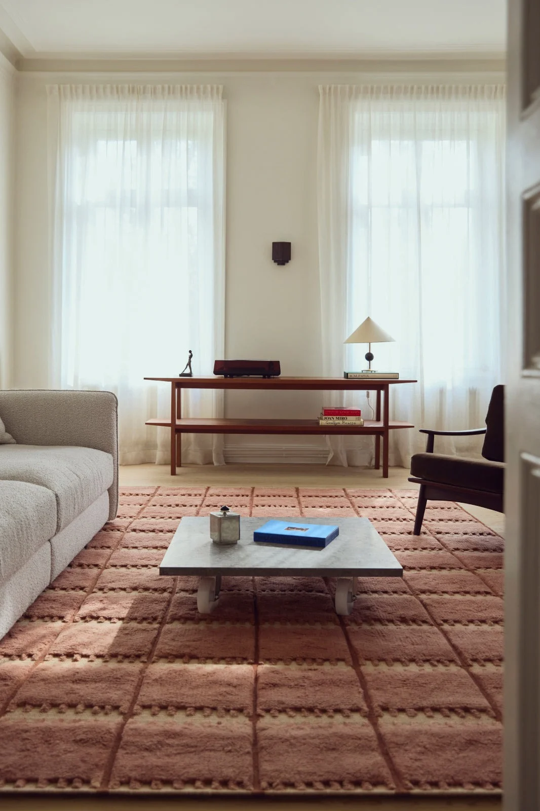 Les couleurs argileuses font partie des tendances couleurs pour les intérieurs en 2026, ce qui se reflète également dans ce tapis de Layered.