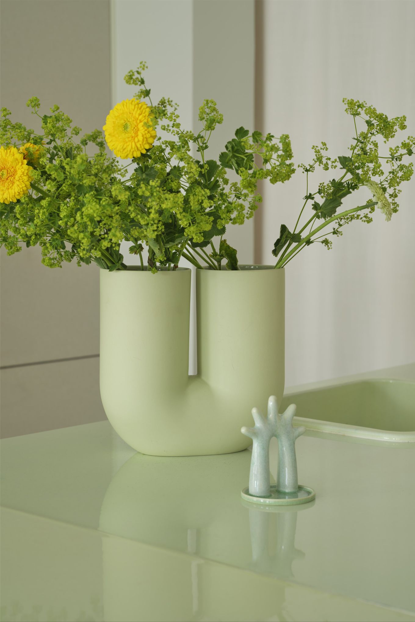 Vert citron pâle est l'une des tendances en matière de couleurs d'intérieur pour 2025. Ici, vous voyez le populaire vase kink en vert tilleul de Muuto. 
