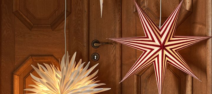 Ici, vous pouvez voir un nouveau venu parmi les étoiles de Noël, les étoiles à motifs rouges et blancs de la collection Bare de Scandi Living, accrochées à une porte. 