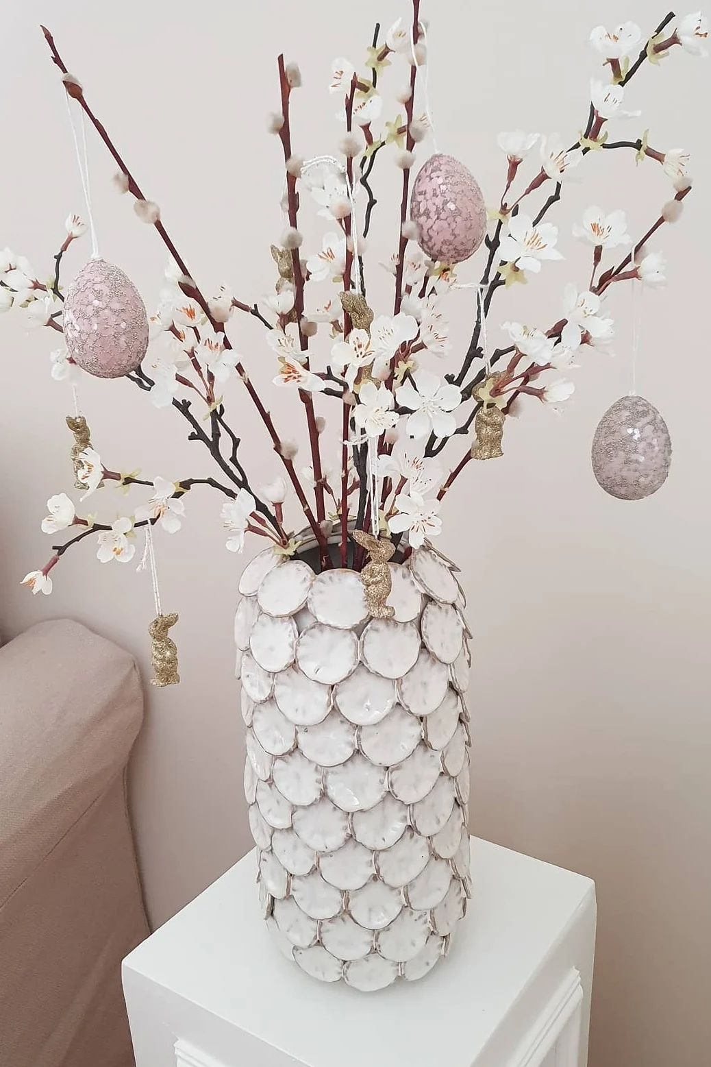 Décoration de Pâques : Ici, vous voyez le vase Dot de House Doctor dans la maison de @kajsaemma, décoré avec des branches printanières auxquelles sont accrochés des œufs de Pâques.