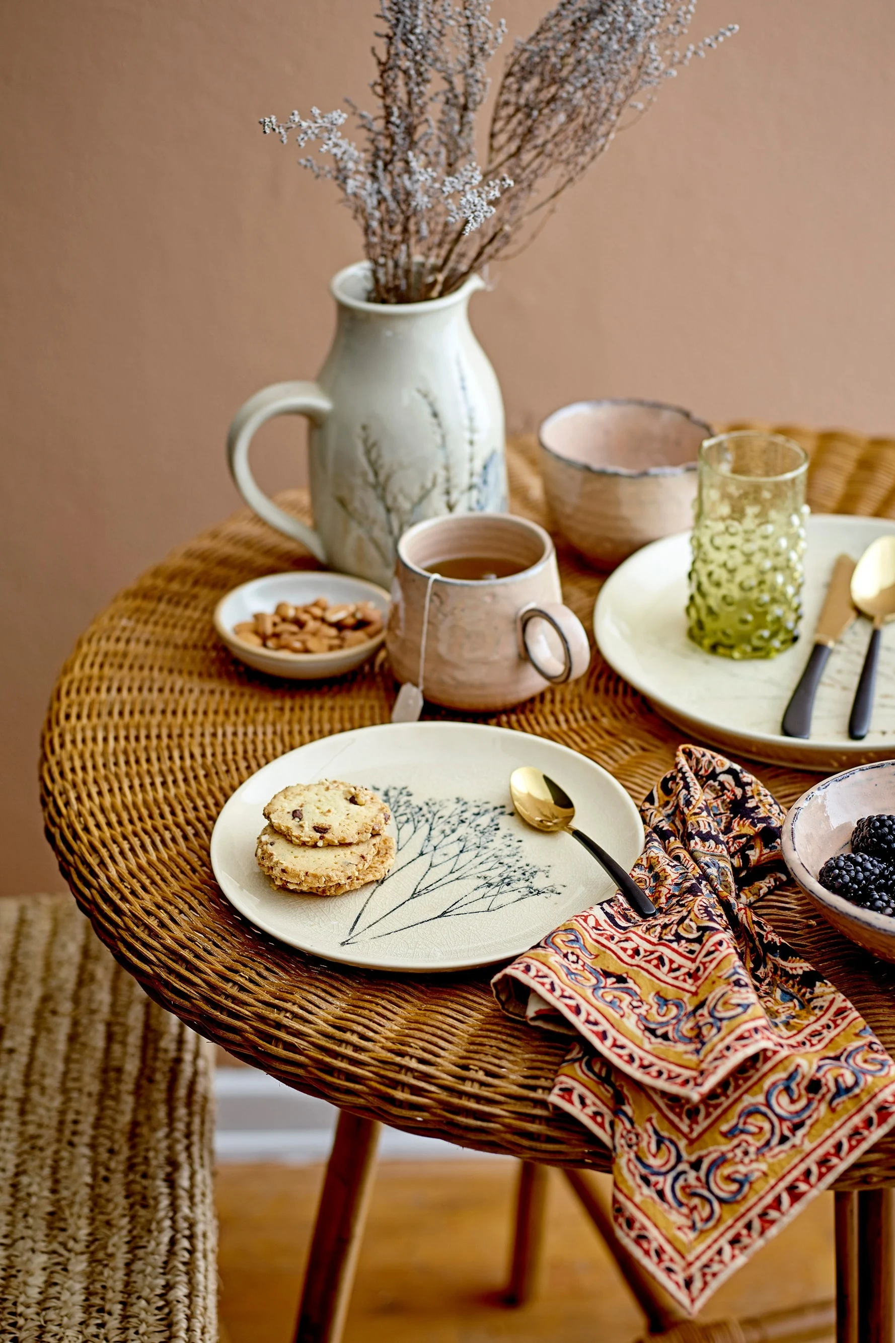 Décoration bohème en grès - la table est dressée avec la vaisselle Bloomingville, notamment la théière Bea, utilisée ici comme vase.