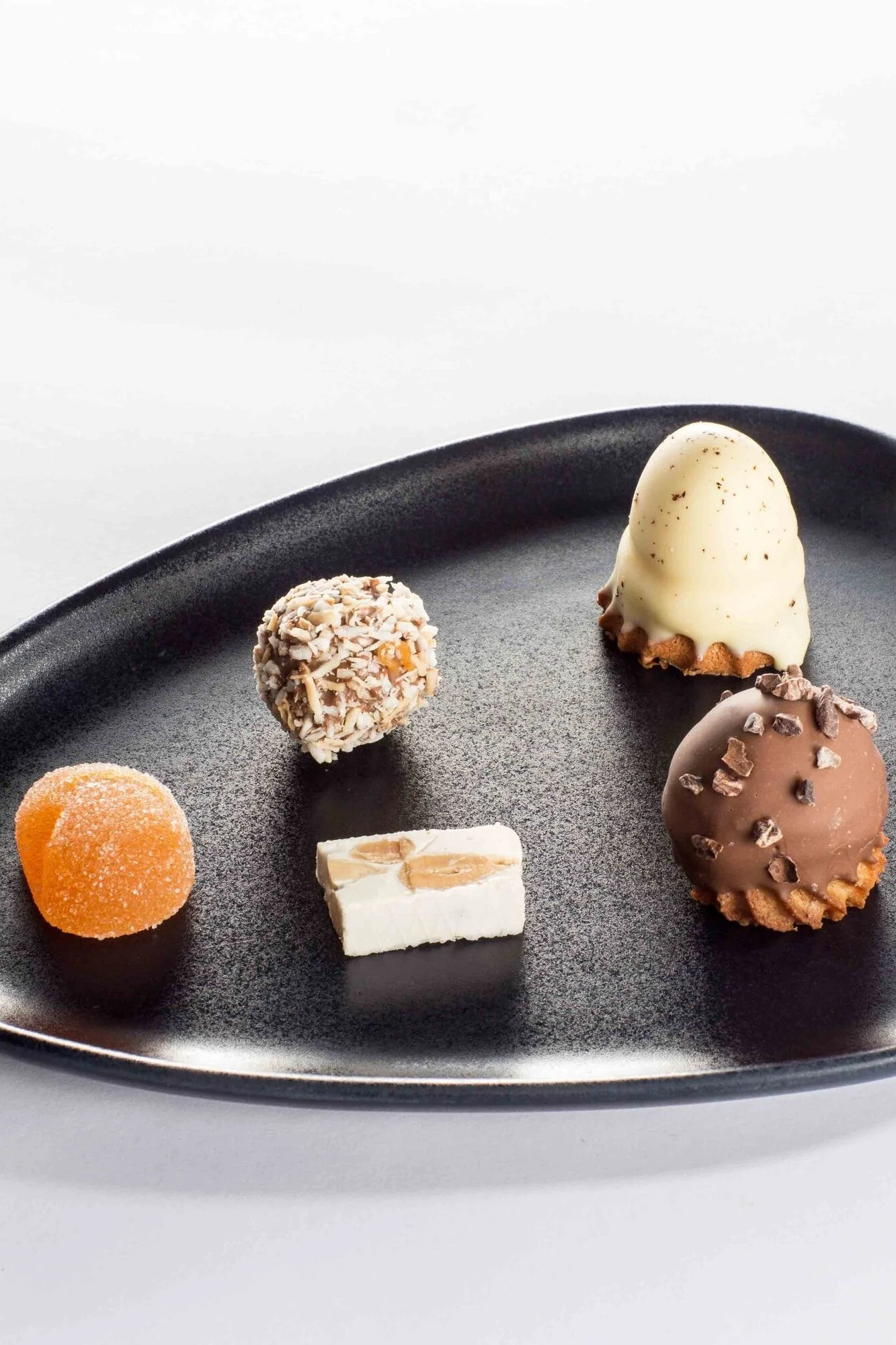 La Saint-Valentin à la maison : servez à votre chéri(e) des chocolats faits maison, ici sur l'assiette Curve de Lind DNA.