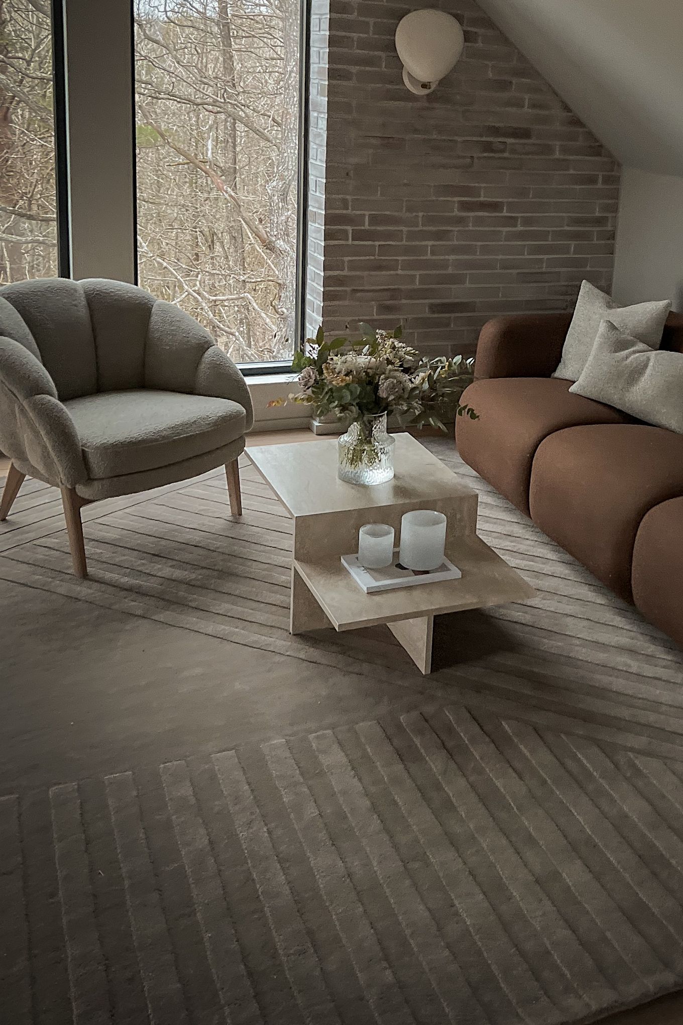 Rendez votre salon confortable à l'aide d'un grand tapis douillet comme le tapis en laine Levels Stripes de NJRD - comme ici chez l'influenceuse @villanyhus.
