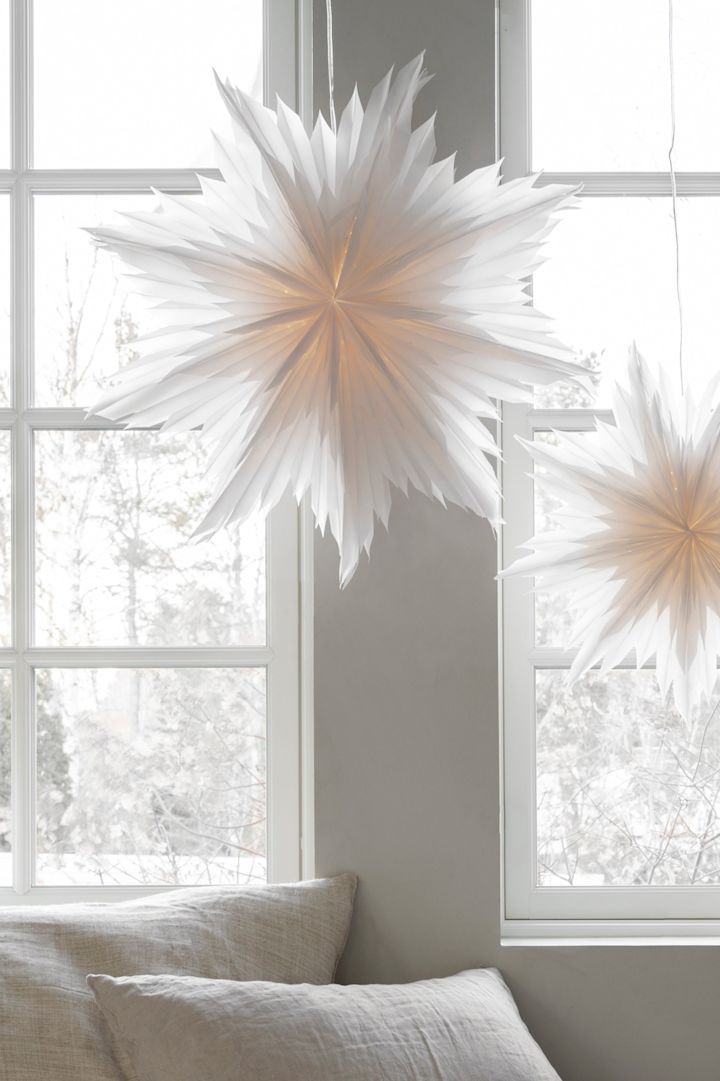 L'étoile de l'Avent d'Oslo, en papier à motifs variés, est accrochée à la fenêtre. 