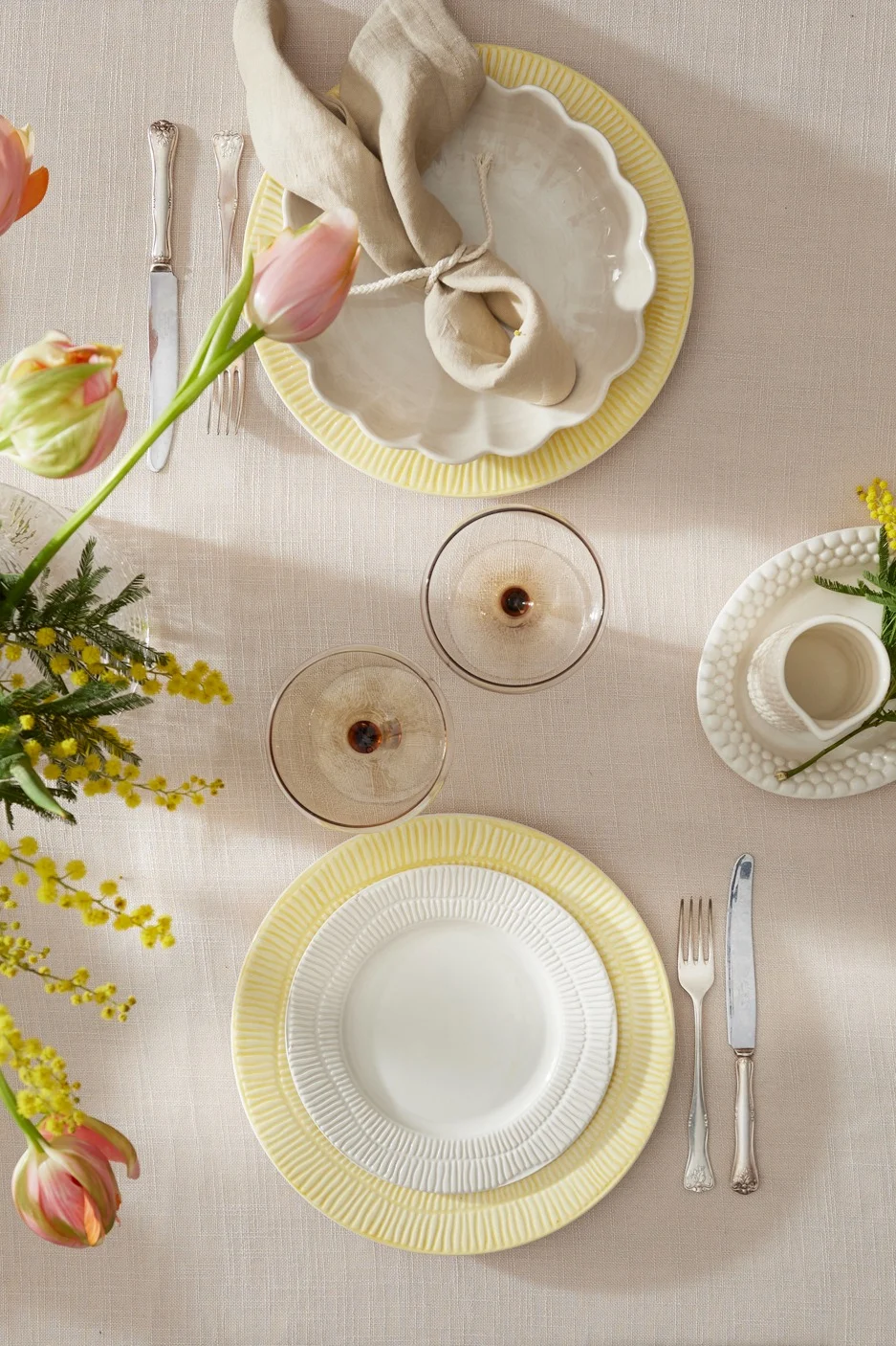 Une décoration de table colorée pour Pâques, composée d'assiettes Stripes de Mateus, de verres de Byon et de serviettes de Scandi Living.