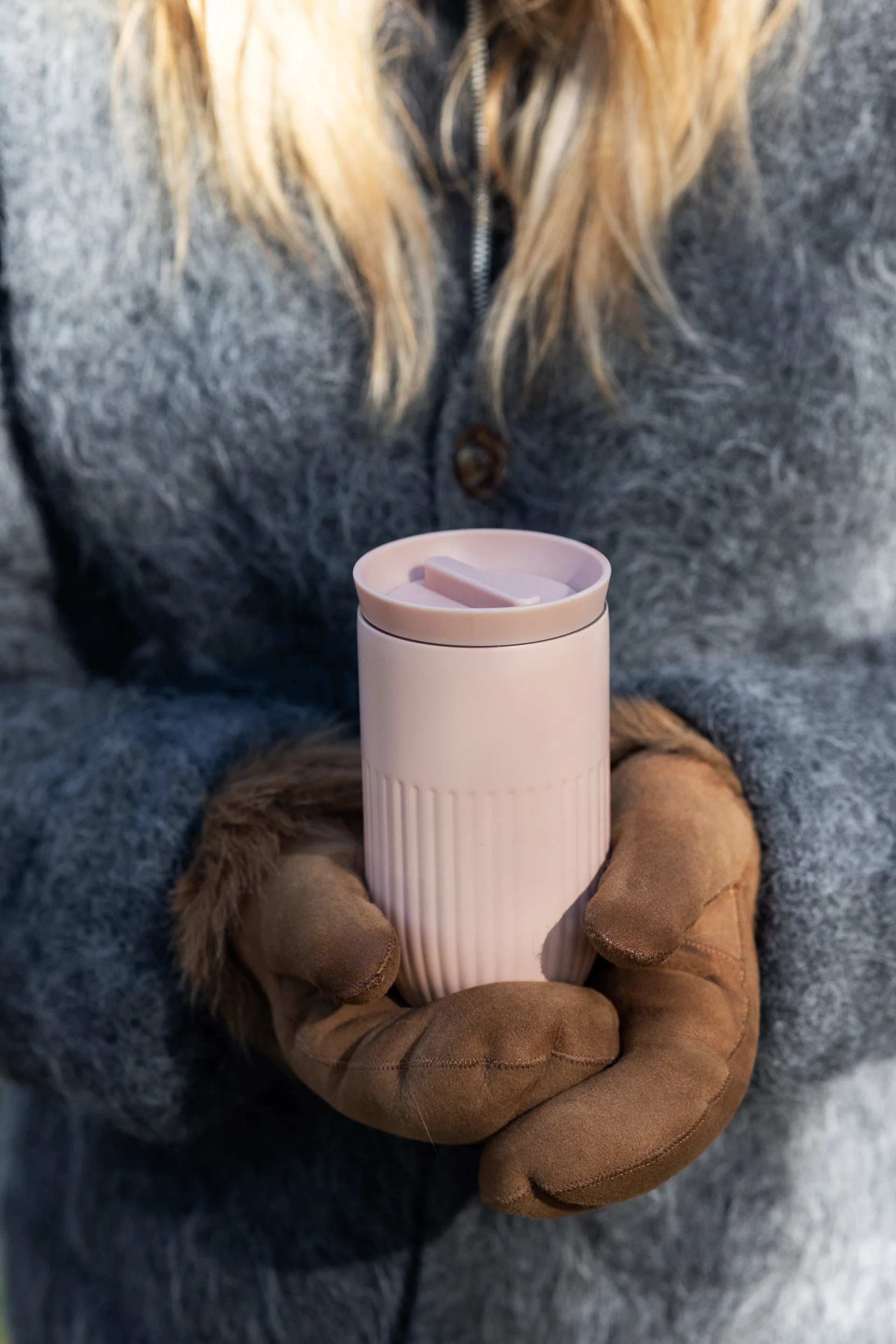 Une personne tient devant la caméra le mug isotherme rose Tova de Sagaform, le cadeau idéal pour la Saint-Valentin.