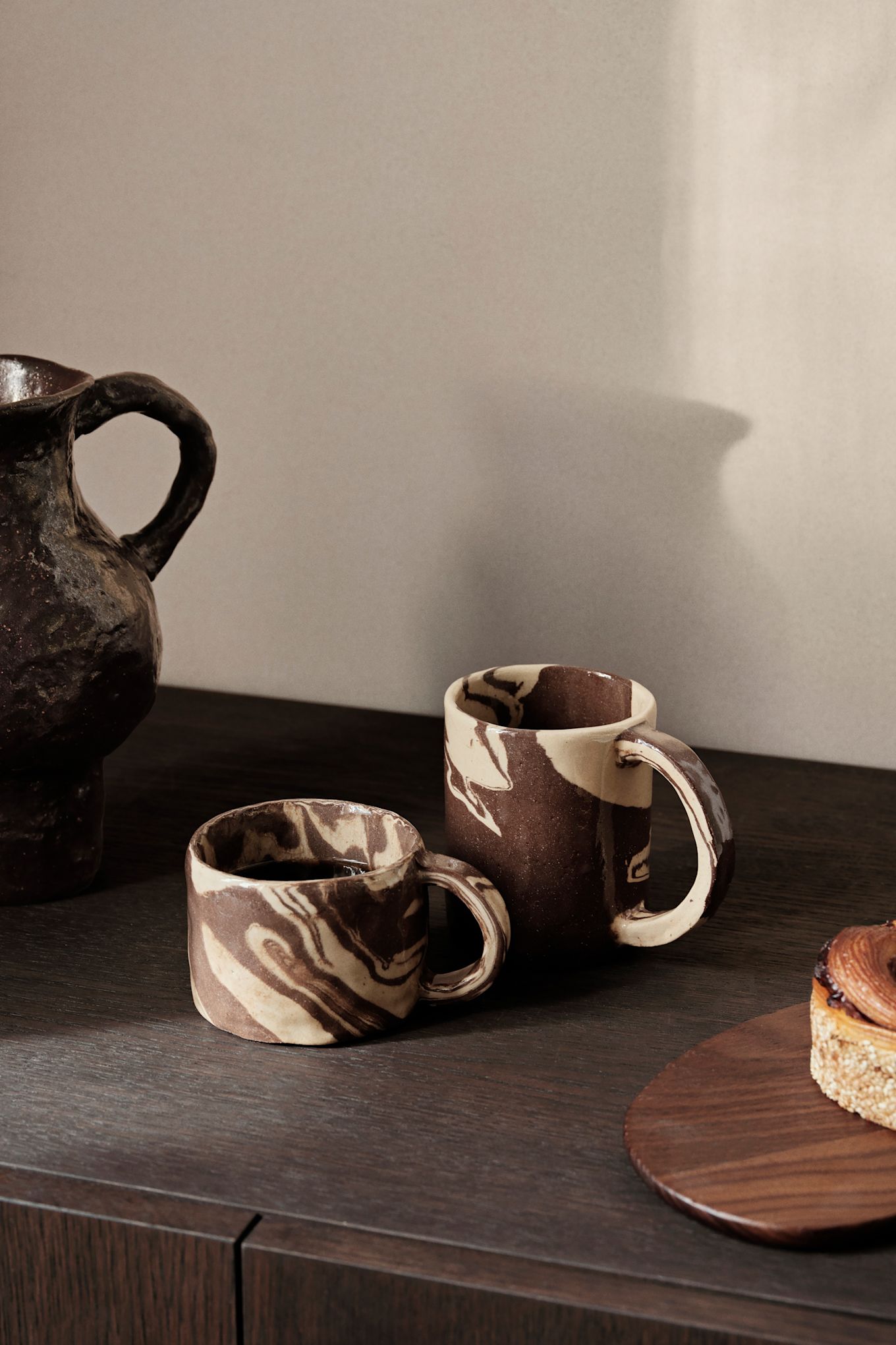 Les tons bruns sont l'une des tendances en matière de couleurs d'intérieur 2025. Ici, vous voyez le mug Ryu de ferm living avec son mélange de beige et de brun. 