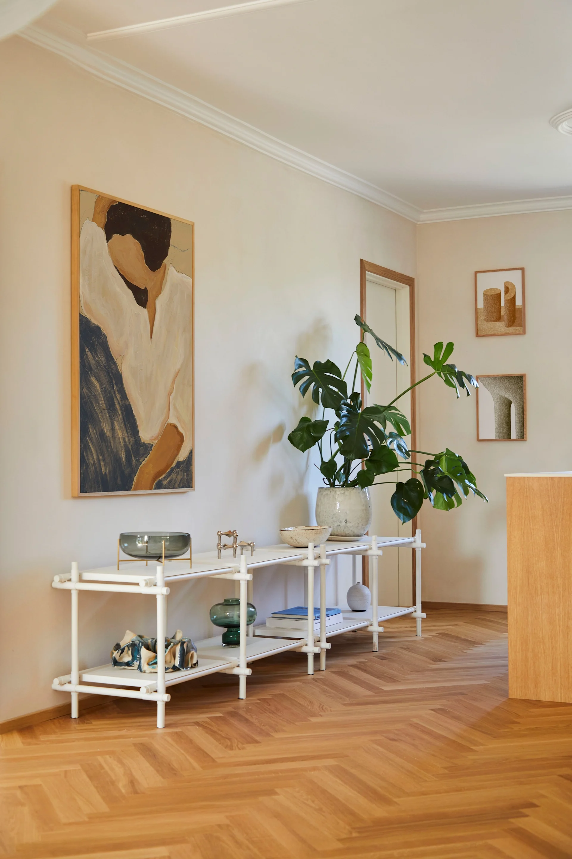 Une grande affiche représentant une femme décorant le mur d'un salon.