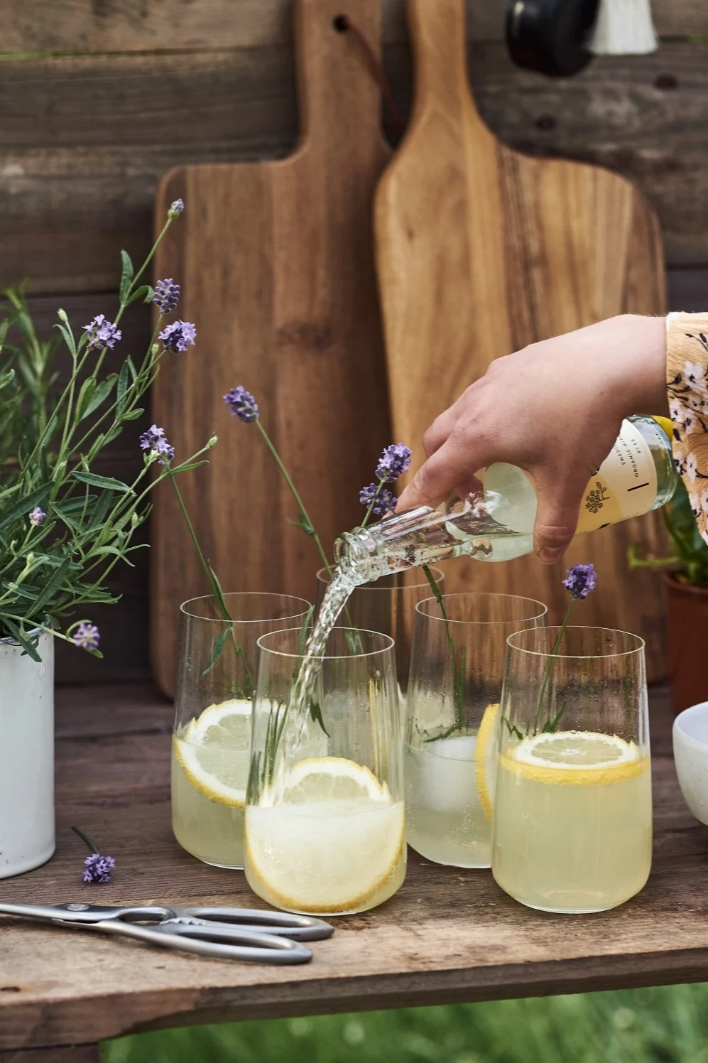 De jolis verres à eau, comme le modèle Lifestyle de Spieglau, sont un véritable incontournable de l'été pour tous vos dîners entre amis. 
