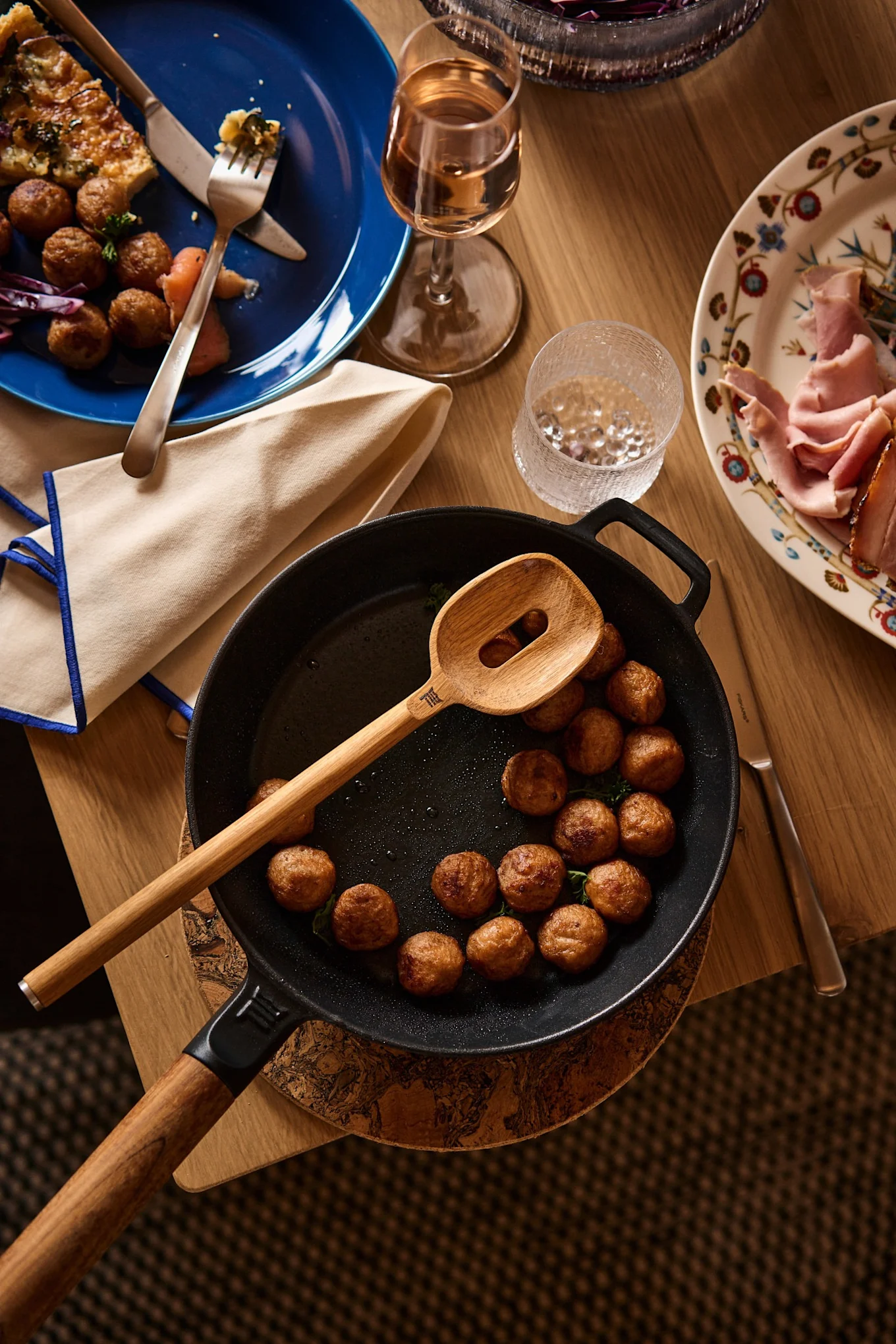 Repas de Noël suédois : vous voyez ici des boulettes de viande dans une poêle en fonte Fiskars, un élément traditionnel du repas de Noël suédois. 