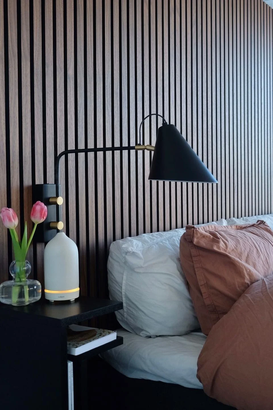 Boho et autres styles d'aménagement : dans la chambre à coucher de @husetvidklippan, l'applique murale Club noire de House Doctor donne un look industriel.