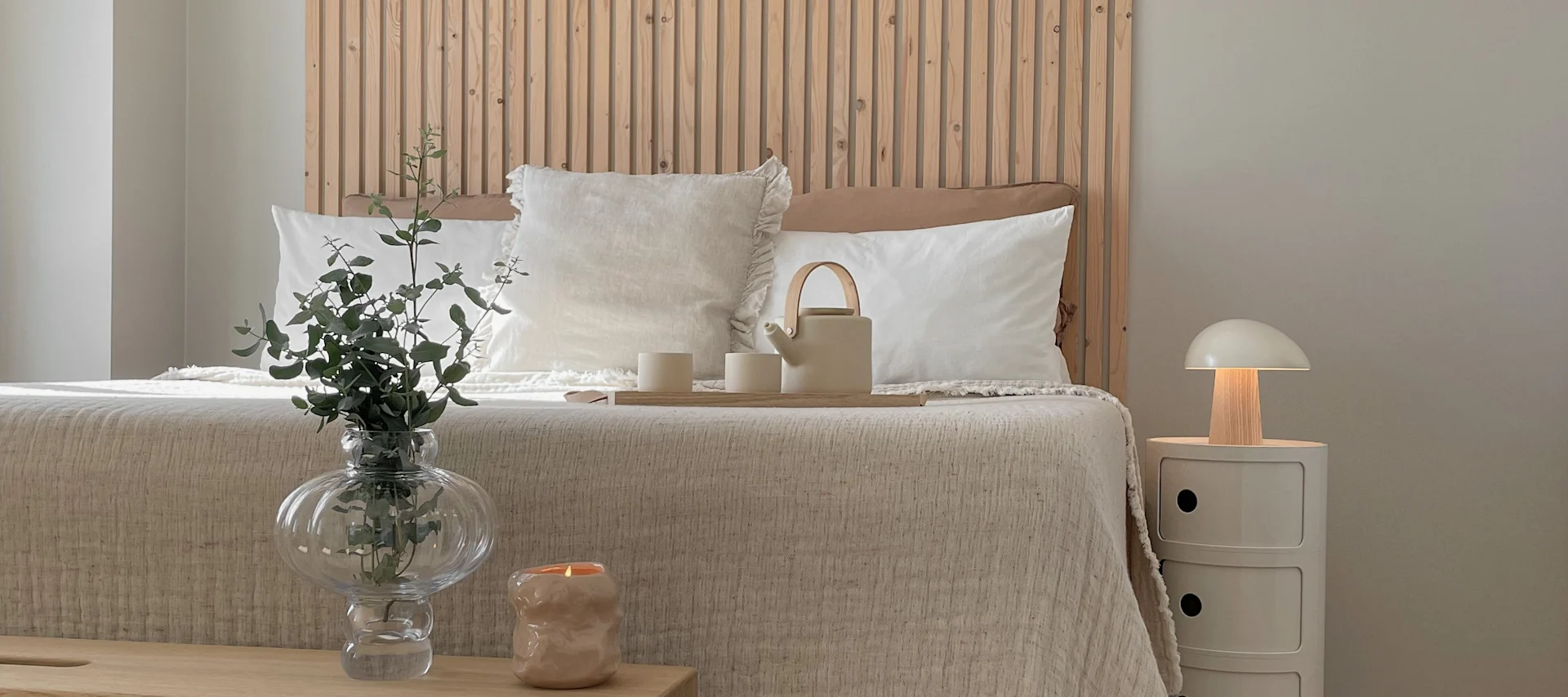 Décorez votre chambre à coucher selon les principes du Feng Shui avec le vase Louise Roe Balloon, la théière Stelton Theo et la lampe de table Fritz Hansen Night Owl pour créer une ambiance harmonieuse. @Our_home_living