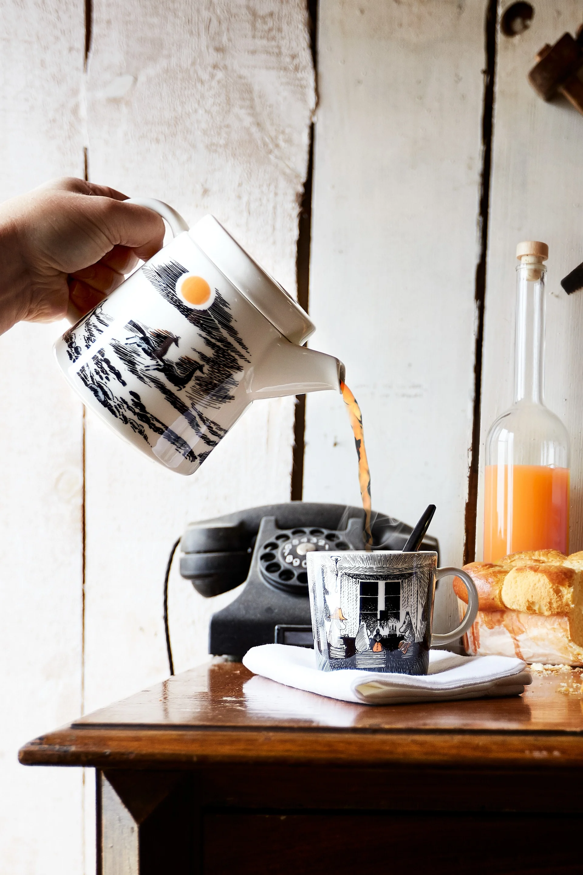 Fidèle à son origine : Quelqu'un verse le thé de la théière Moomin dans la tasse Moomin correspondante.